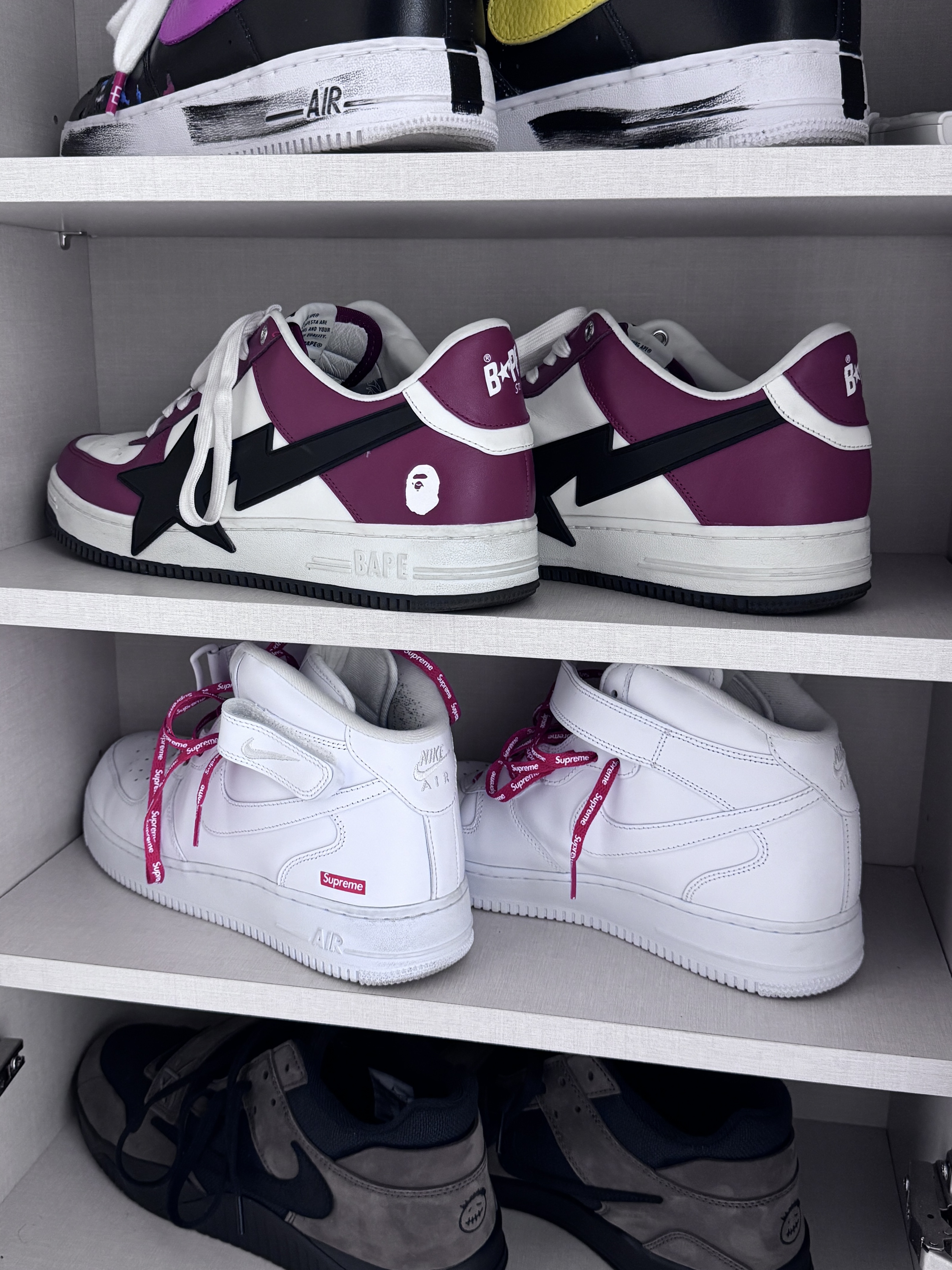 Jordan x Travis Scott Jumpman Jack TR Black and Dark Mocha, Nike x Supreme Air Force 1 Mid White 착용 스타일 - 1