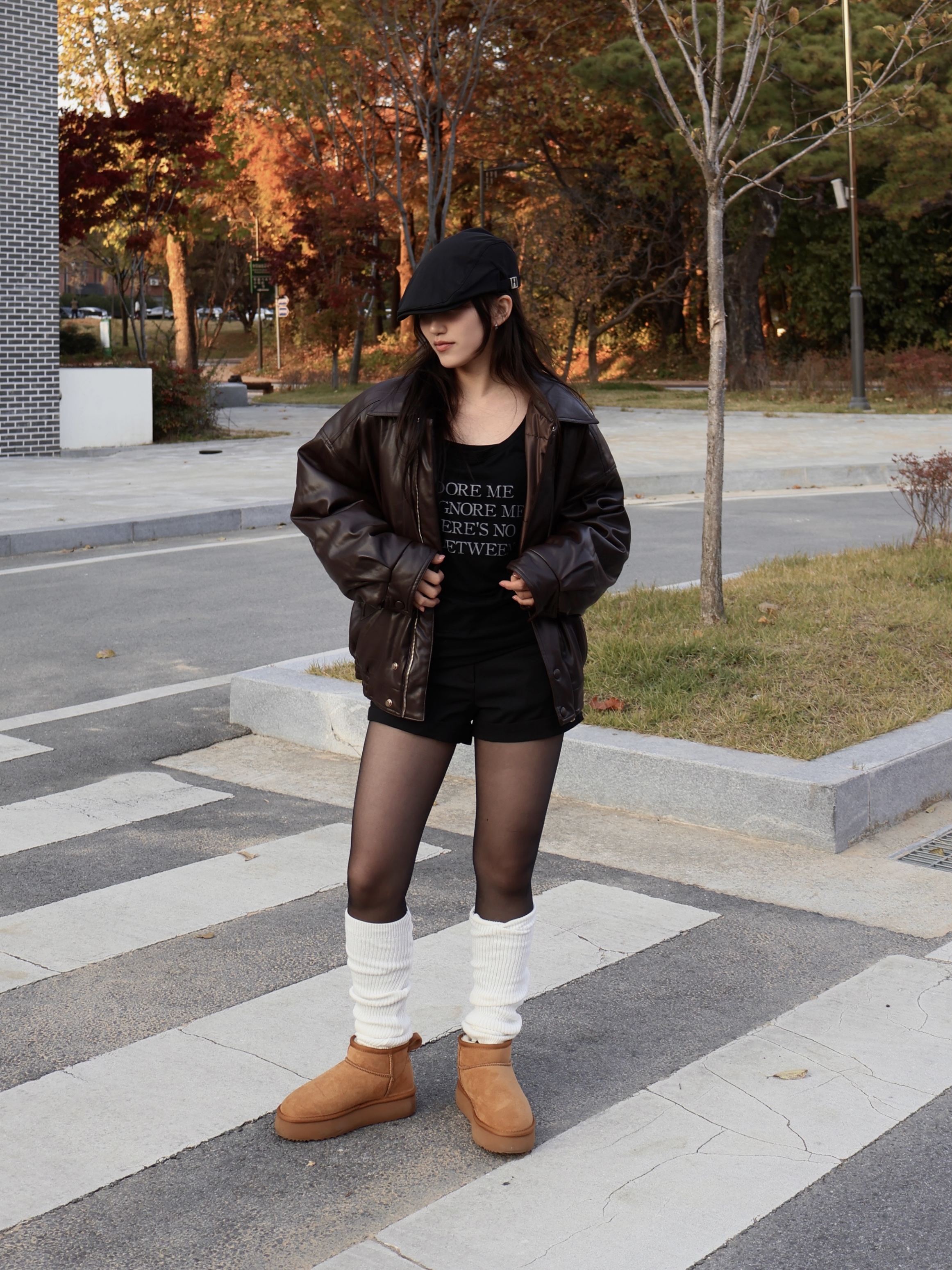 (Kids) UGG Classic Ultra Mini Boots Chestnut, Aeae Leather Hunting Cap Black 착용 스타일 - 4