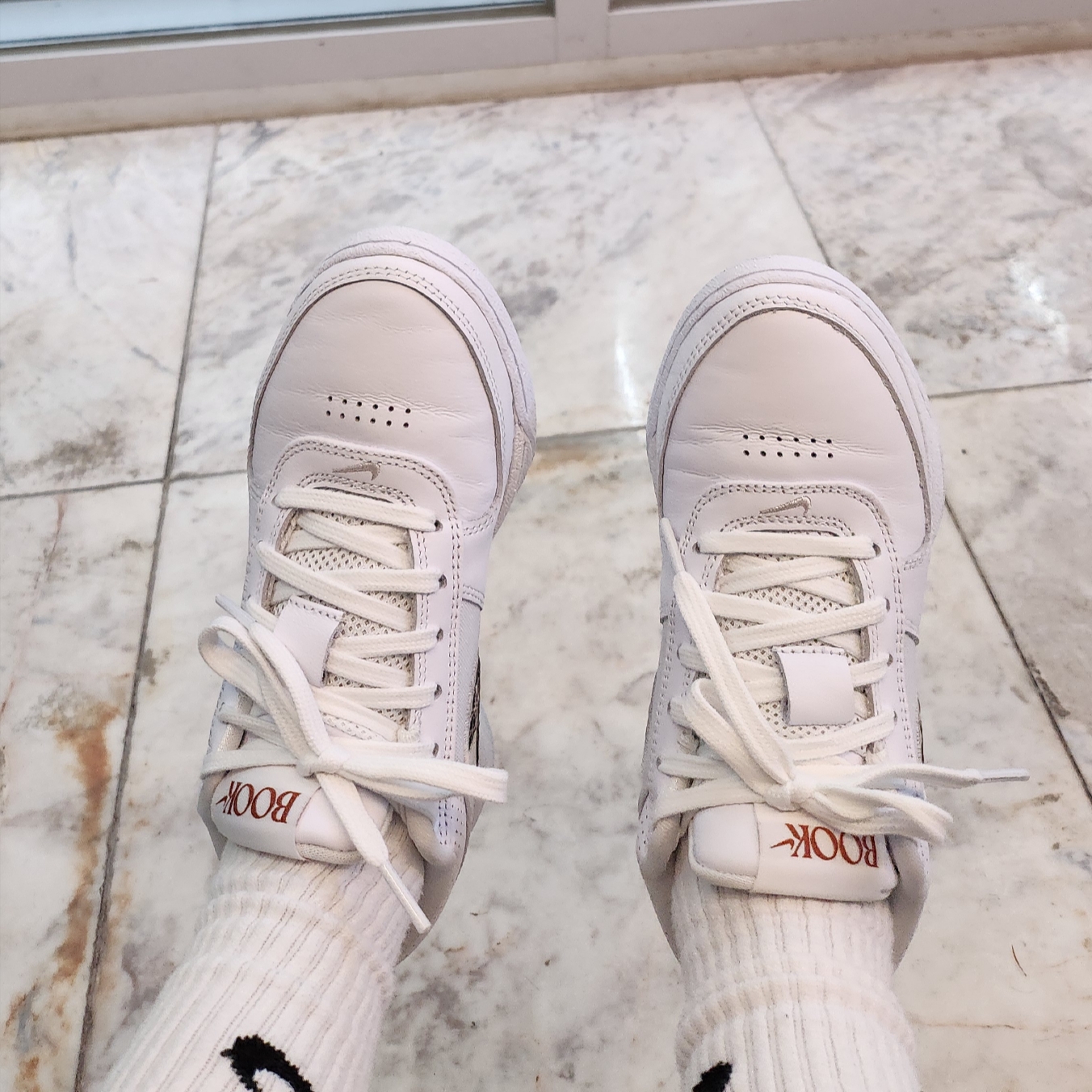 Nike Book 1 EP White Light Orewood Brown 착용 스타일 - 3