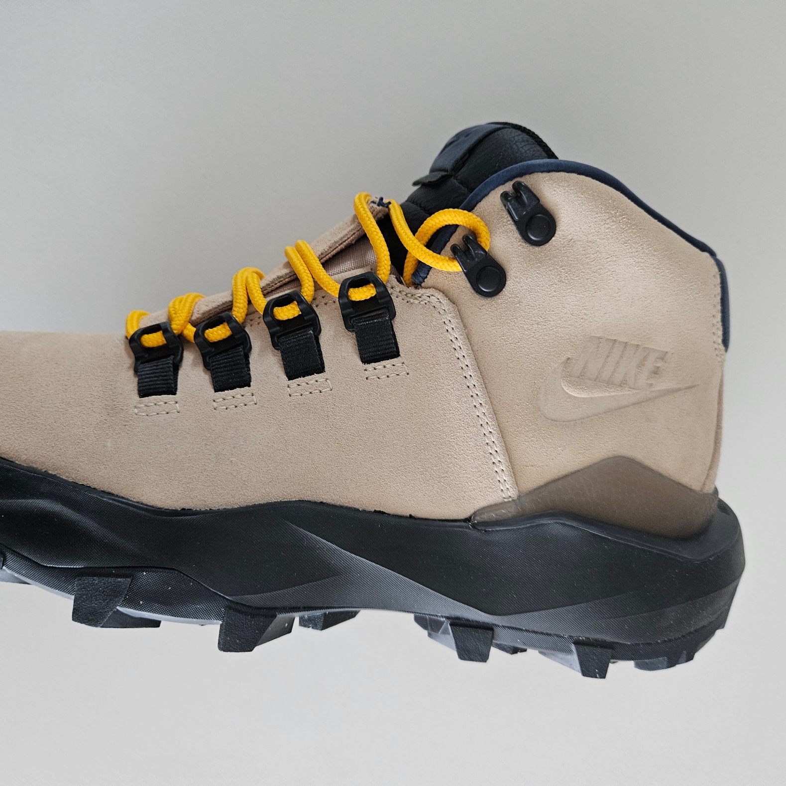 Nike Cygnal Desert Ore 착용 스타일 - 1