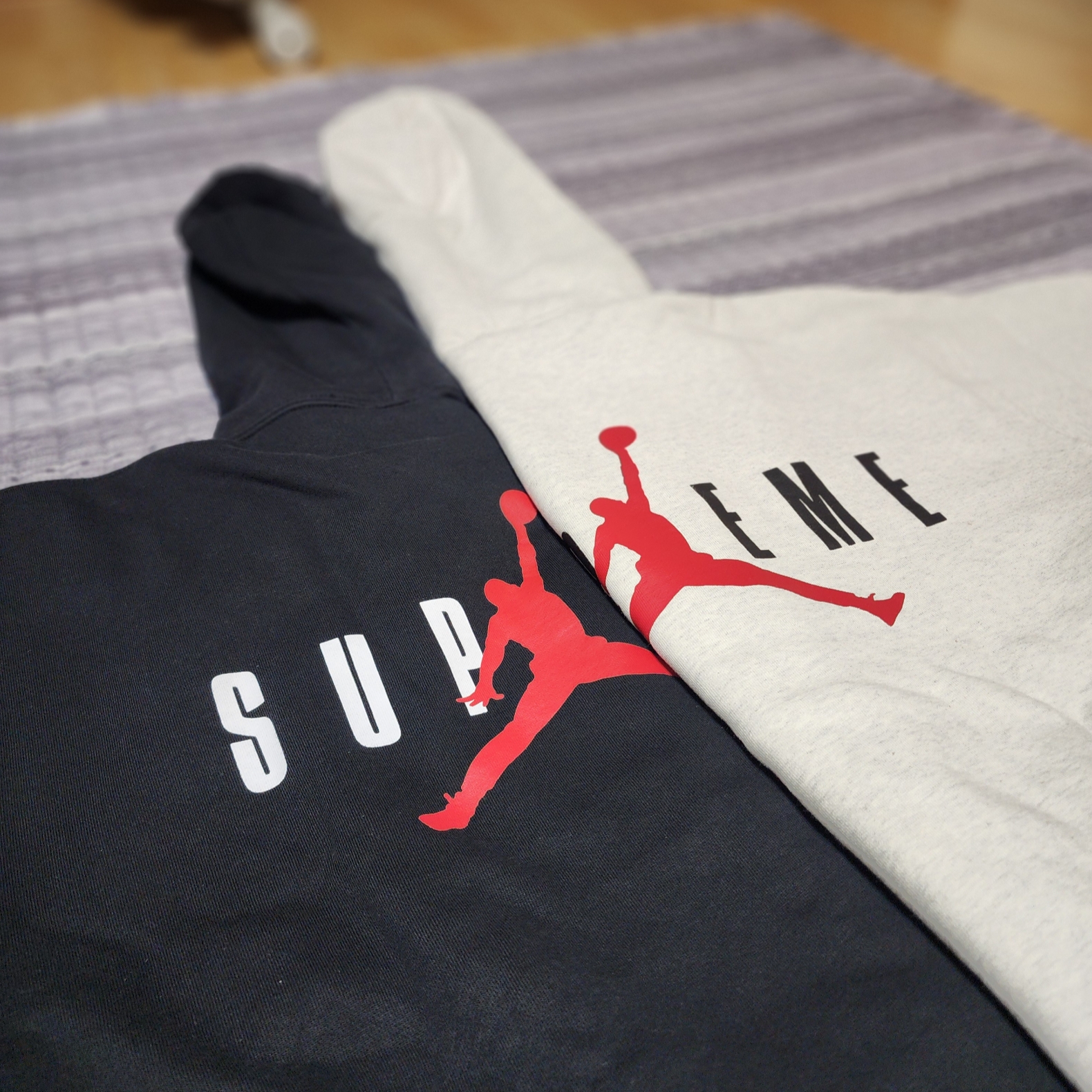 Supreme x Jordan Hooded Sweatshirt Ash Grey - 24FW, Supreme x Jordan Hooded Sweatshirt Black - 24FW 착용 스타일 - 1