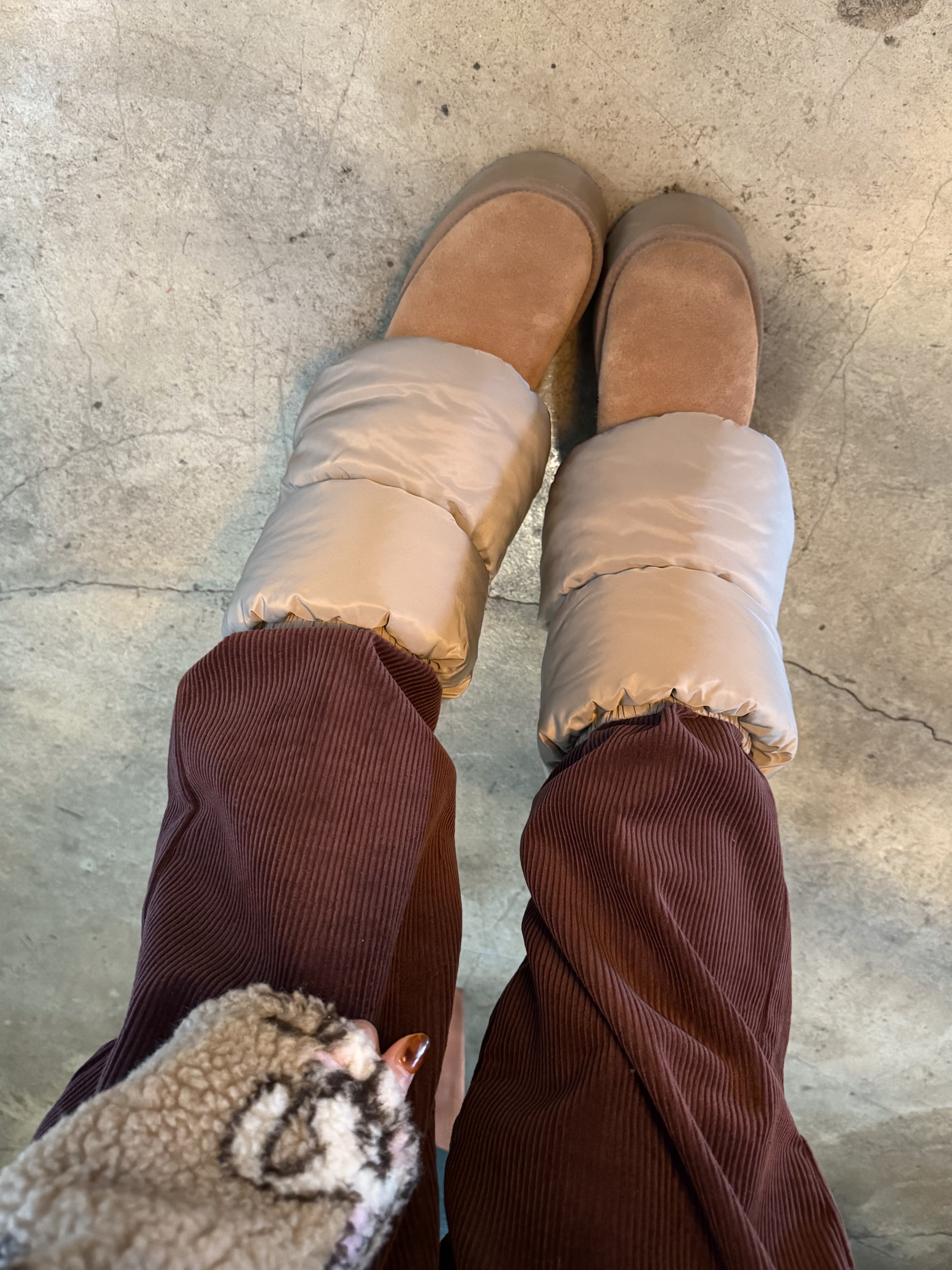 (W) UGG Plushwarmer Amphora, (W) UGG Classic Ultra Mini Platform Boots Chestnut 착용 스타일 - 3