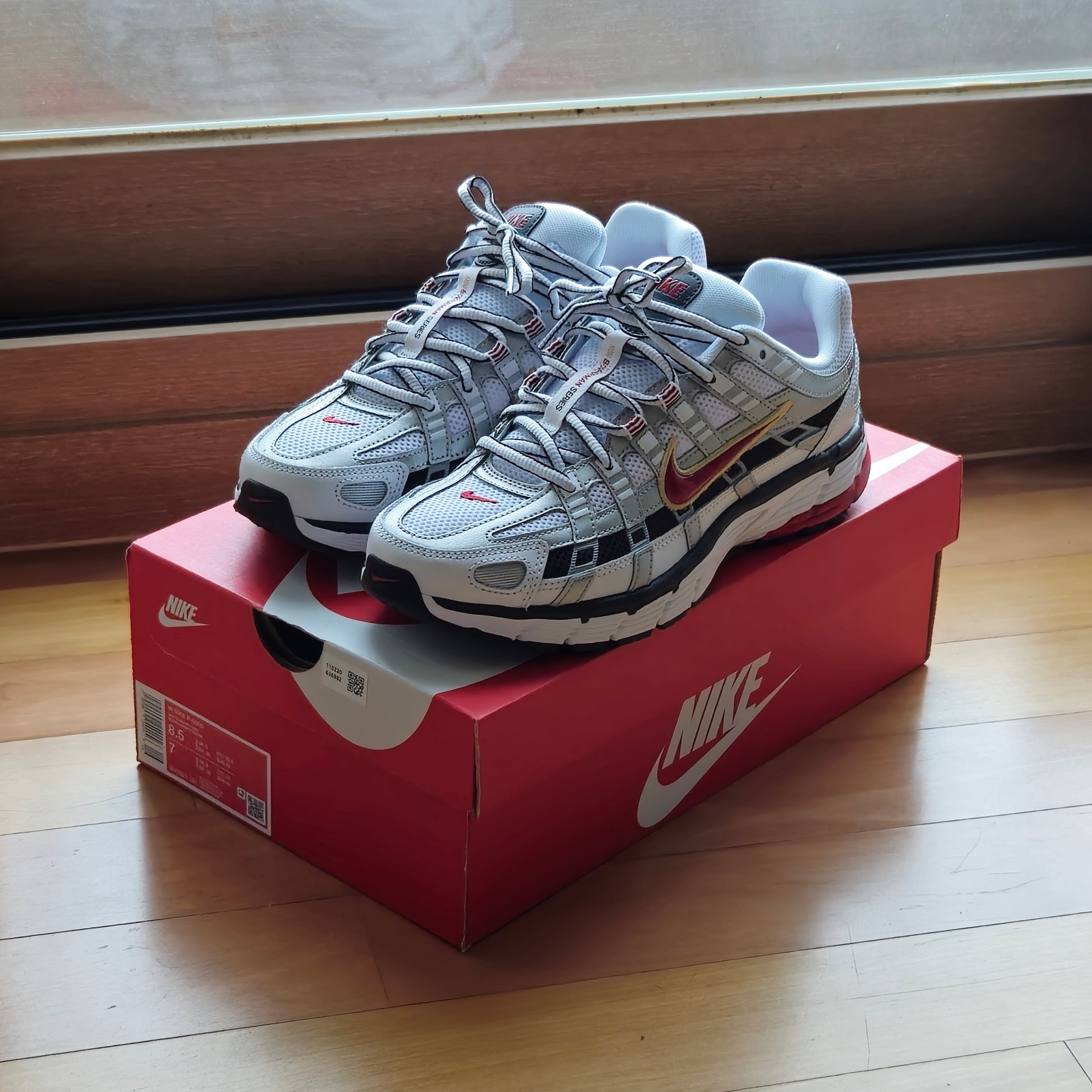 (W) Nike P-6000 Metallic Silver Red 착용 스타일
