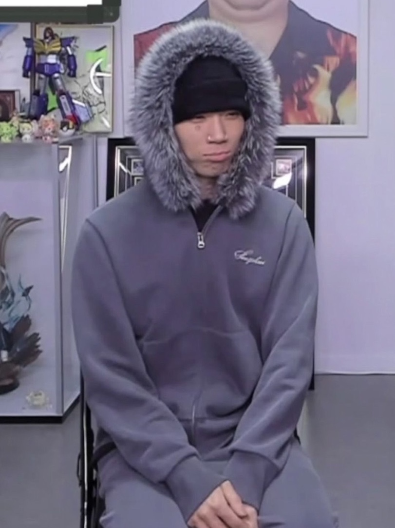 [KREAM 단독 / 프리오더] FENGSHUI Small Logo Fur Hood Zip-Up Jacket Charcoal, [KREAM 단독 / 프리오더] FENGSHUI Small Logo OG Wide Flare Sweatpants Charcoal 착용 스타일