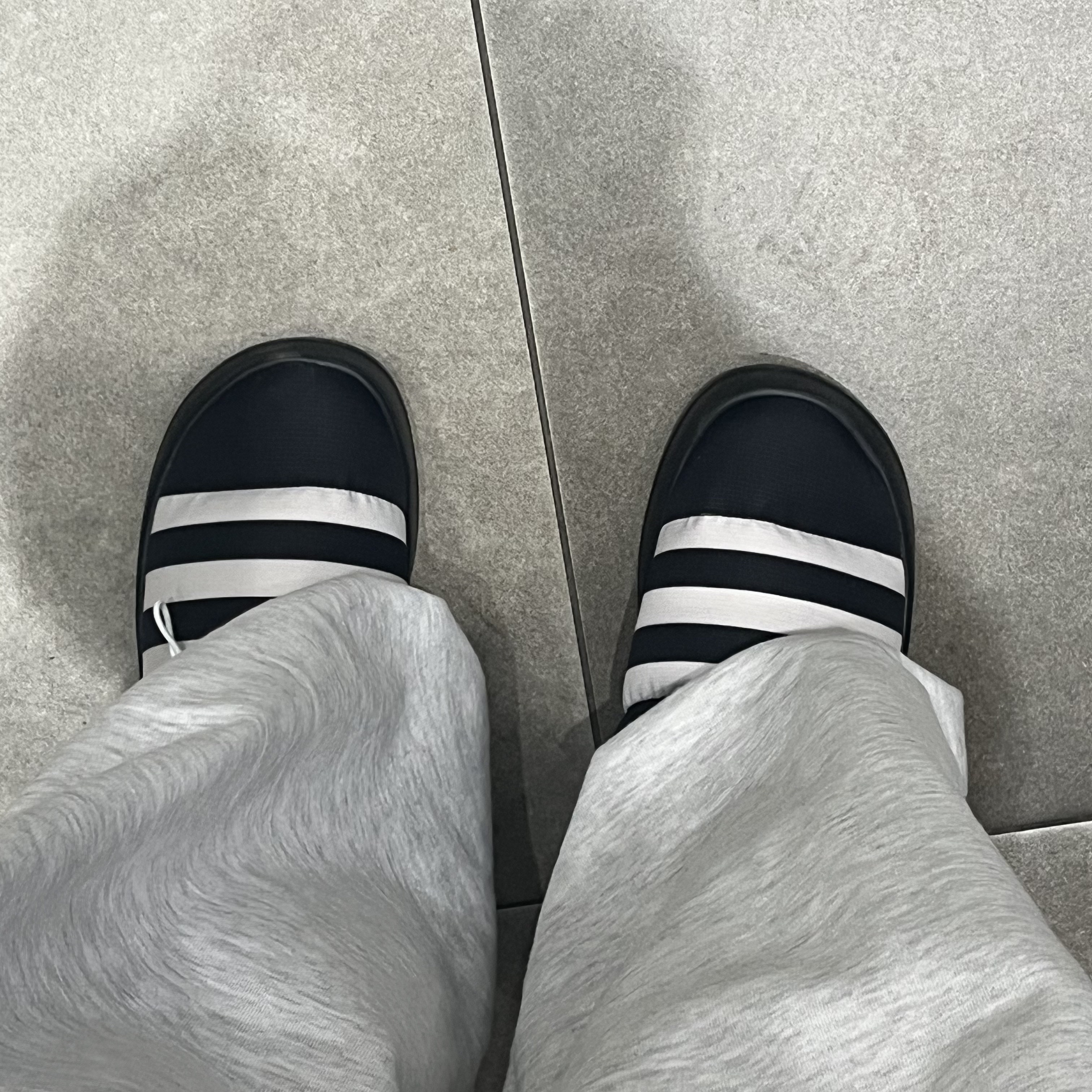 Adidas Puffylette Core Black 착용 스타일 - 1
