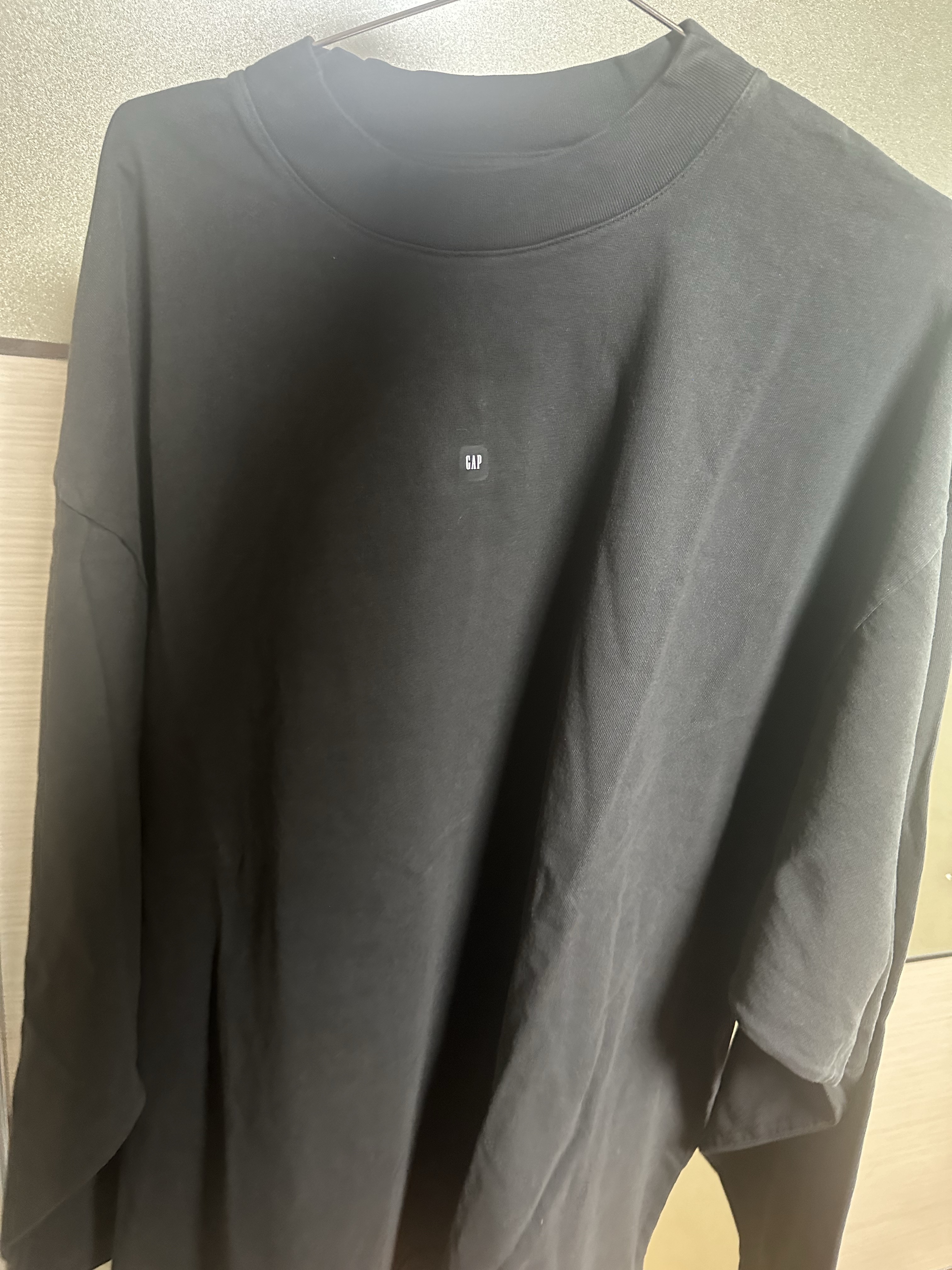 Yeezy Gap Engineered By Balenciaga Logo Long Sleeve T-Shirt Black 착용 스타일