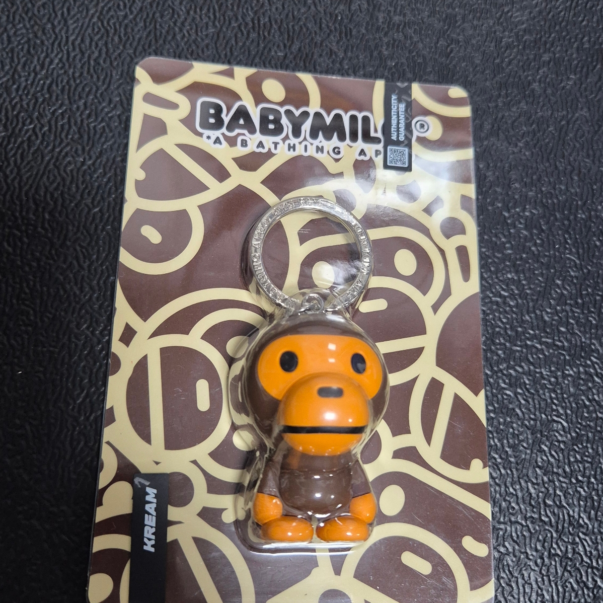 BAPE Baby Milo Keychain Brown 착용 스타일