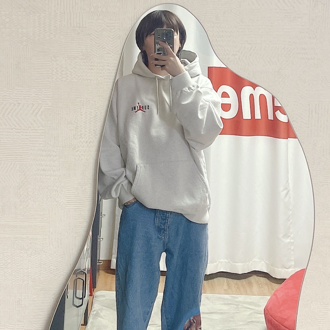 Palace Phumper P90 Baggy Jean Stone Wash - 24SS, Supreme x Jordan Hooded Sweatshirt Ash Grey - 24FW 착용 스타일 - 2