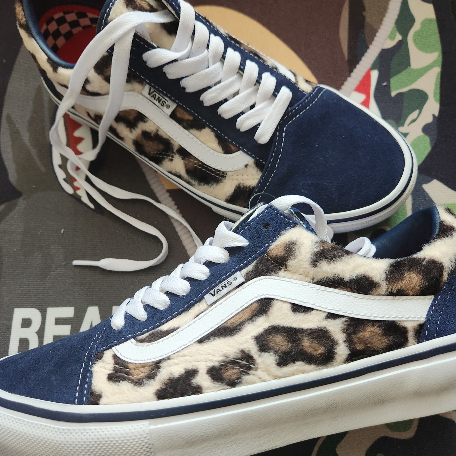 Vans x Supreme Leopard Old Skool Navy 착용 스타일 - 1