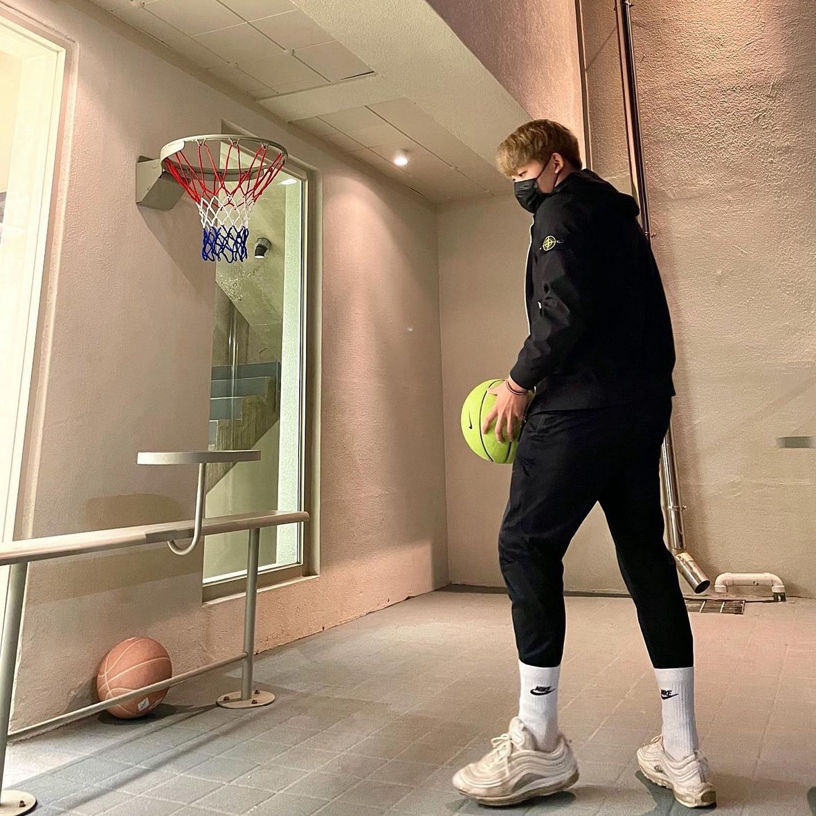 Stone Island 40427 Light Soft Shell Hooded Blouson Black - 22SS, Nike Air Max 97 Triple White Wolf Grey 착용 스타일