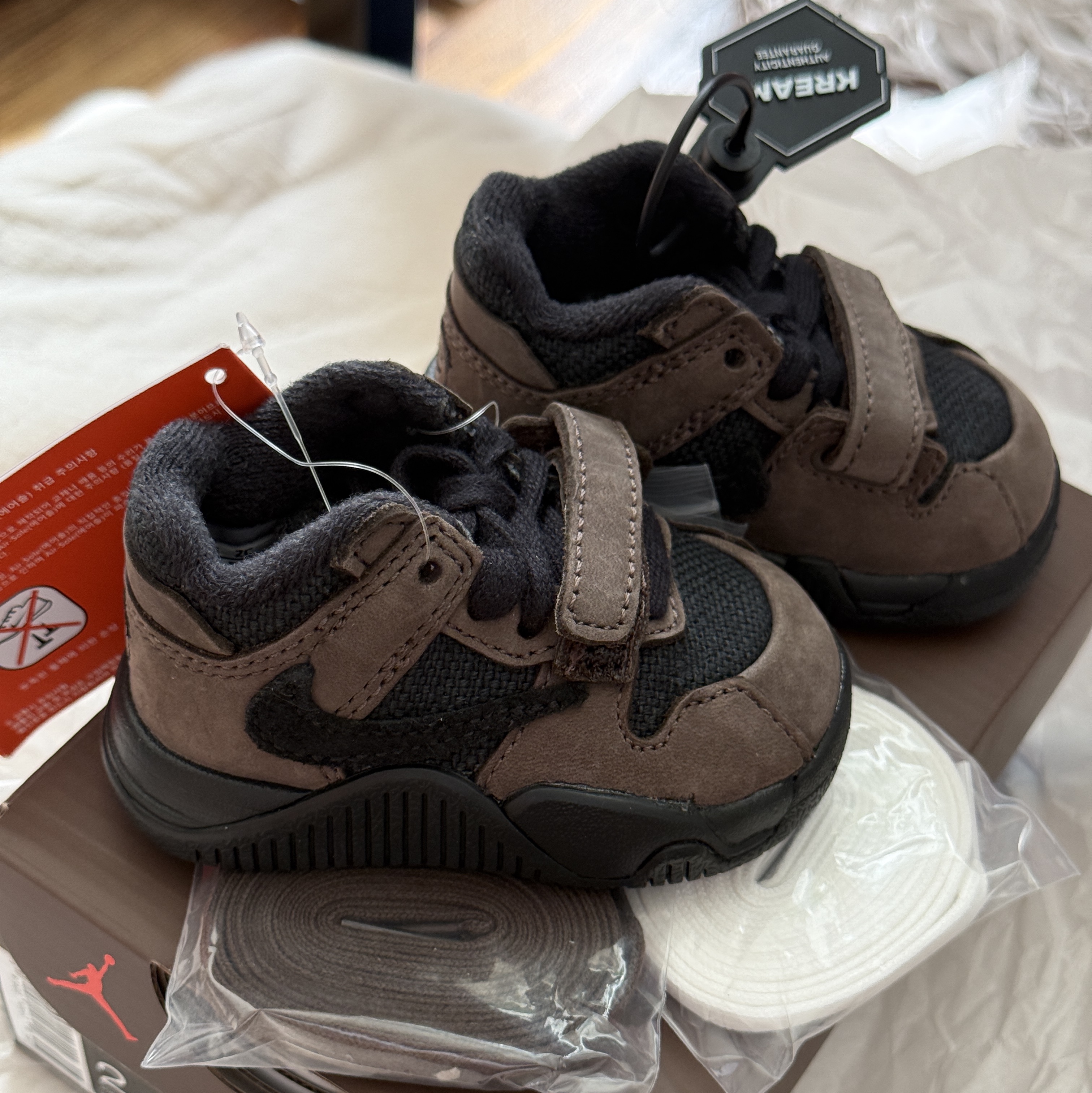 (TD) Jordan x Travis Scott Jumpman Jack TR Black and Dark Mocha 착용 스타일 - 2