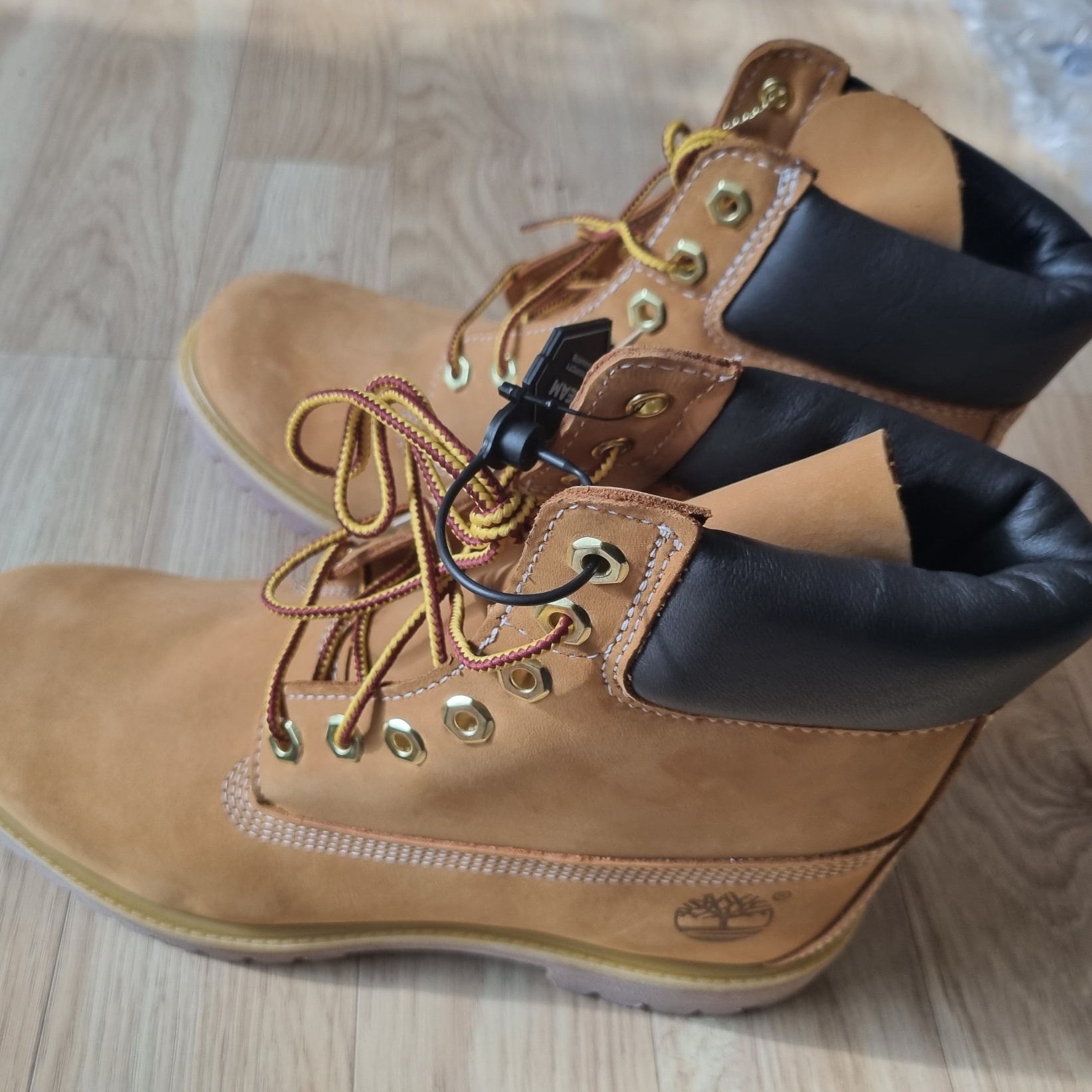 Timberland Premium 6 inch Waterproof Boot Wheat Nubuck - Wide, Jordan 1 Retro High OG Chicago 2022 착용 스타일 - 1