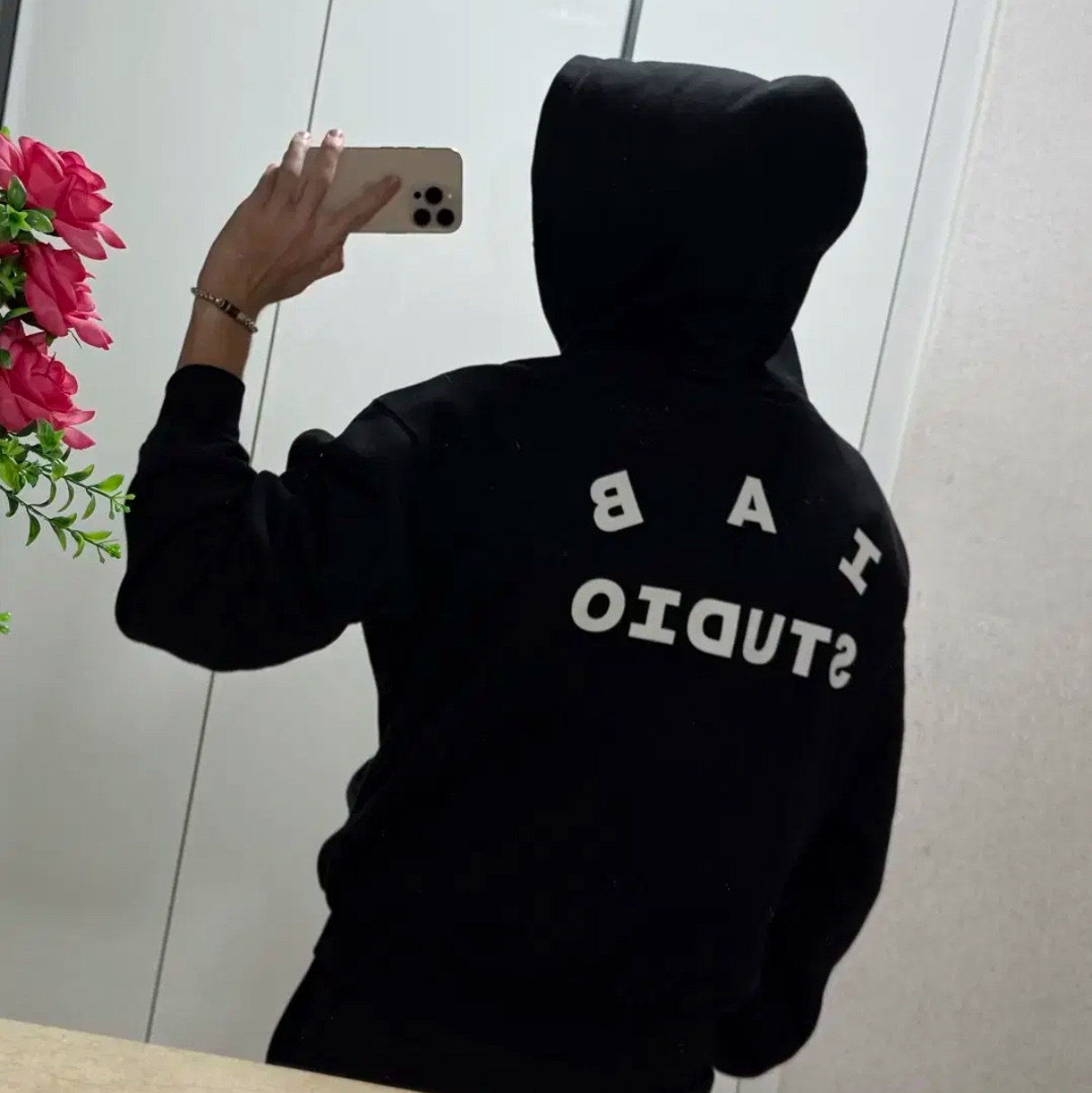 IAB Studio Hoodie Black 착용 스타일
