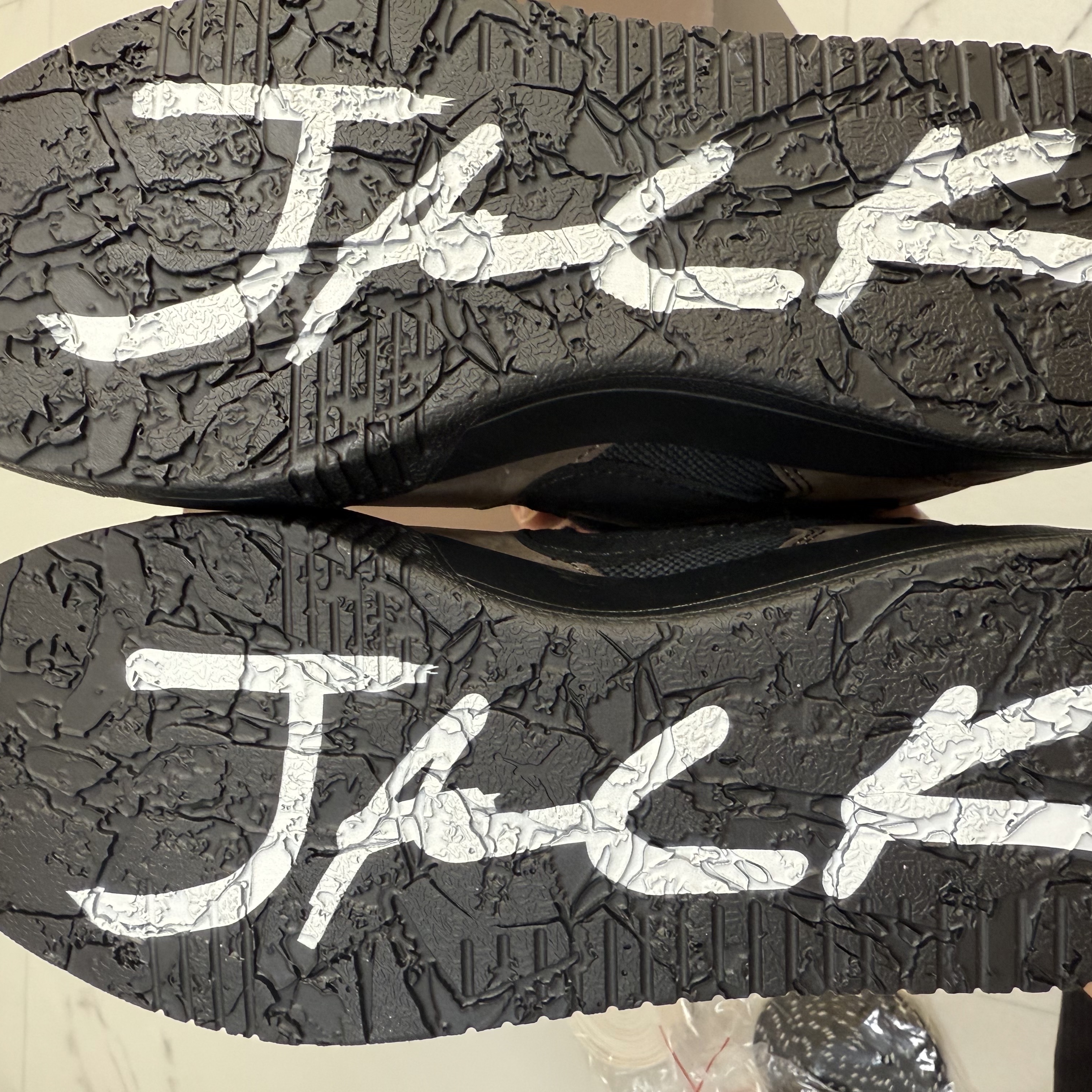 Jordan x Travis Scott Jumpman Jack TR Black and Dark Mocha 착용 스타일 - 3