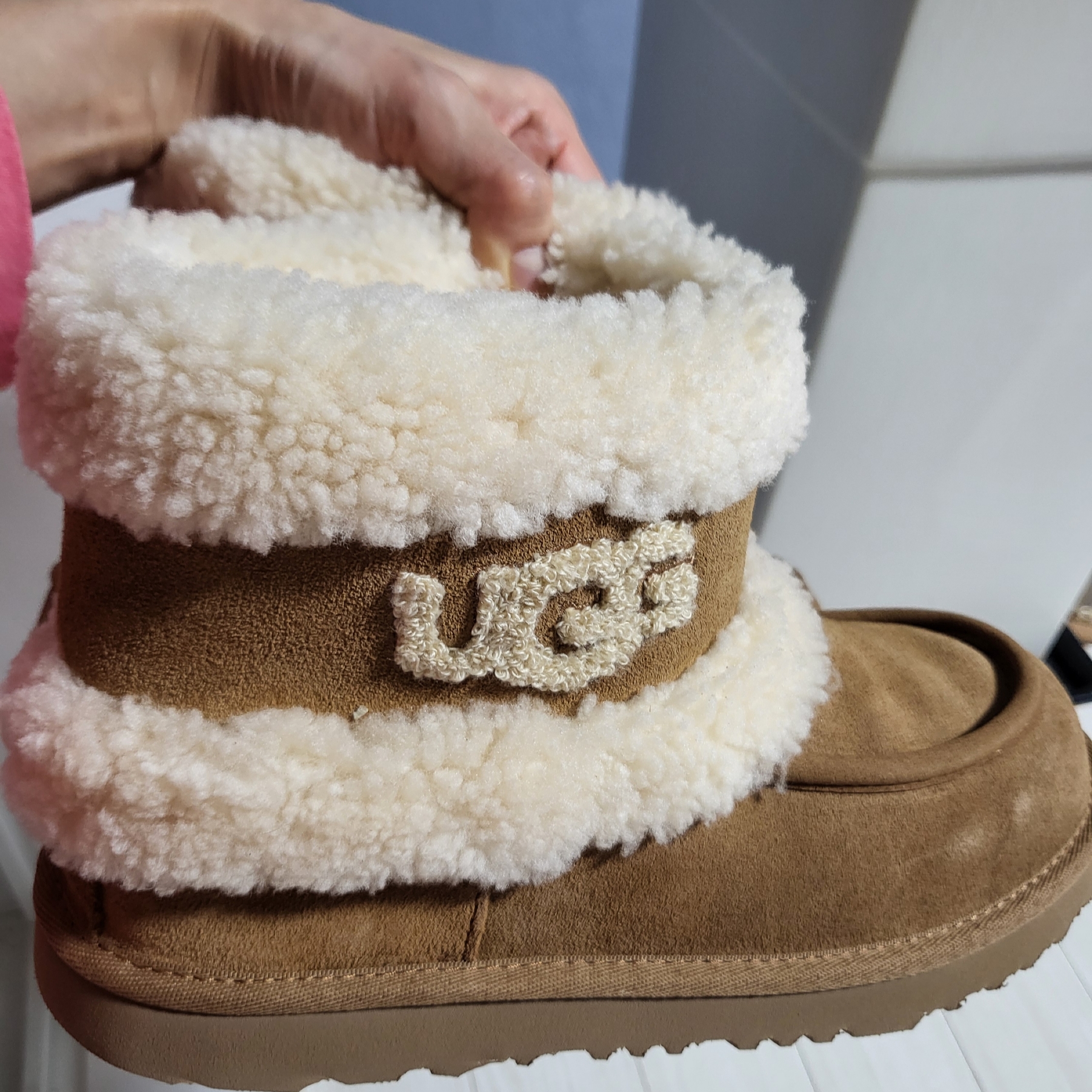 (Kids) UGG Ultra Mini  Fluff Boots Chestnut 착용 스타일 - 1