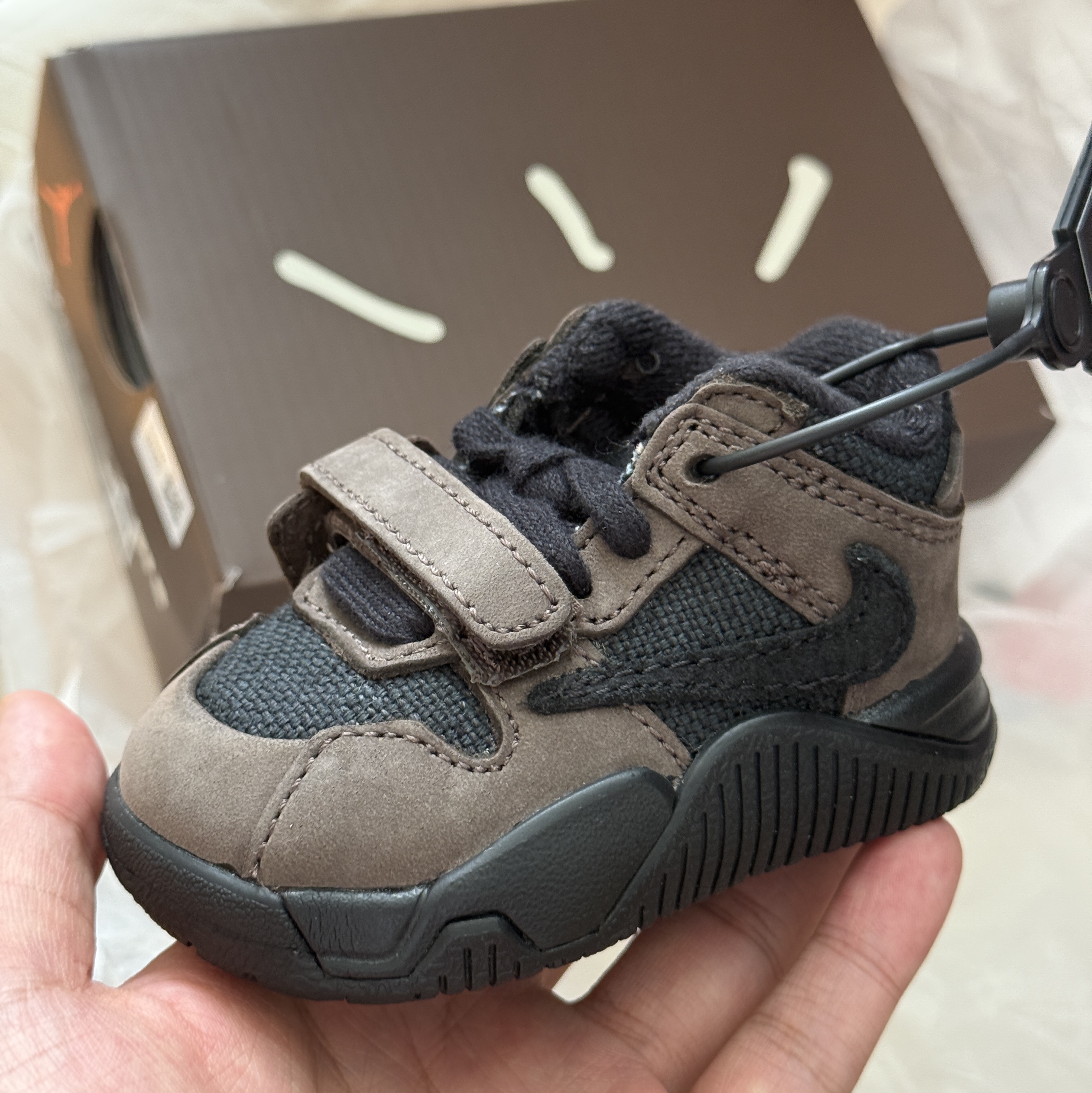 (TD) Jordan x Travis Scott Jumpman Jack TR Black and Dark Mocha 착용 스타일 - 1