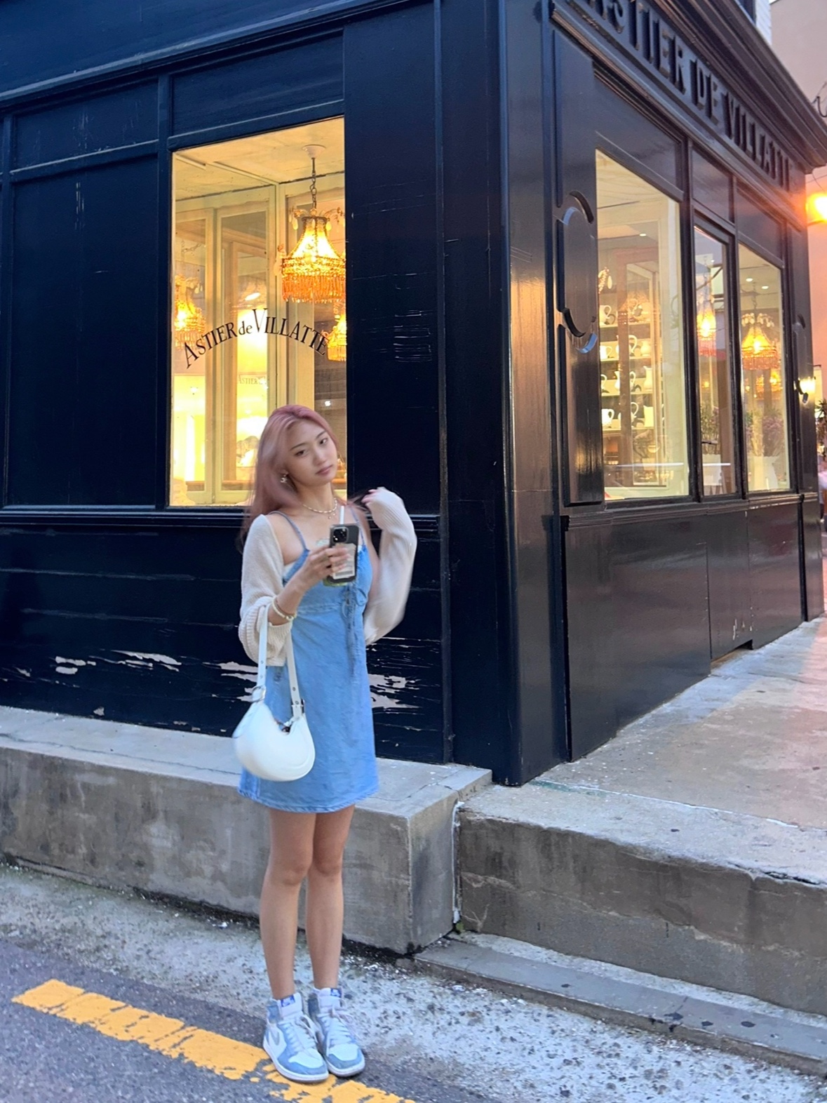 Jordan 1 Retro High OG Hyper Royal, Charles & Keith Petra Curve Shoulder Bag White 착용 스타일
