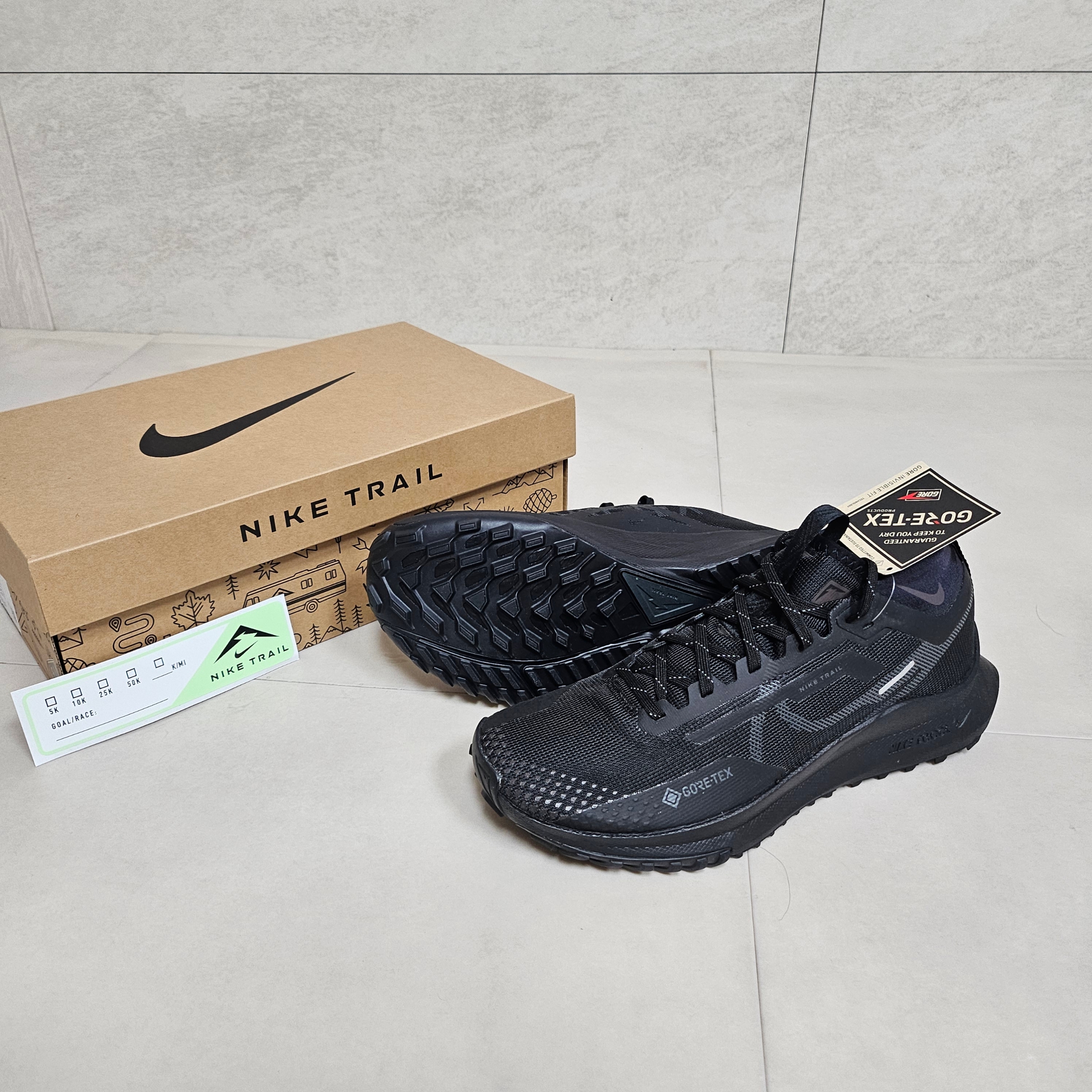 Nike Pegasus Trail 4 Gore-Tex Black Dark Grey 착용 스타일 - 2