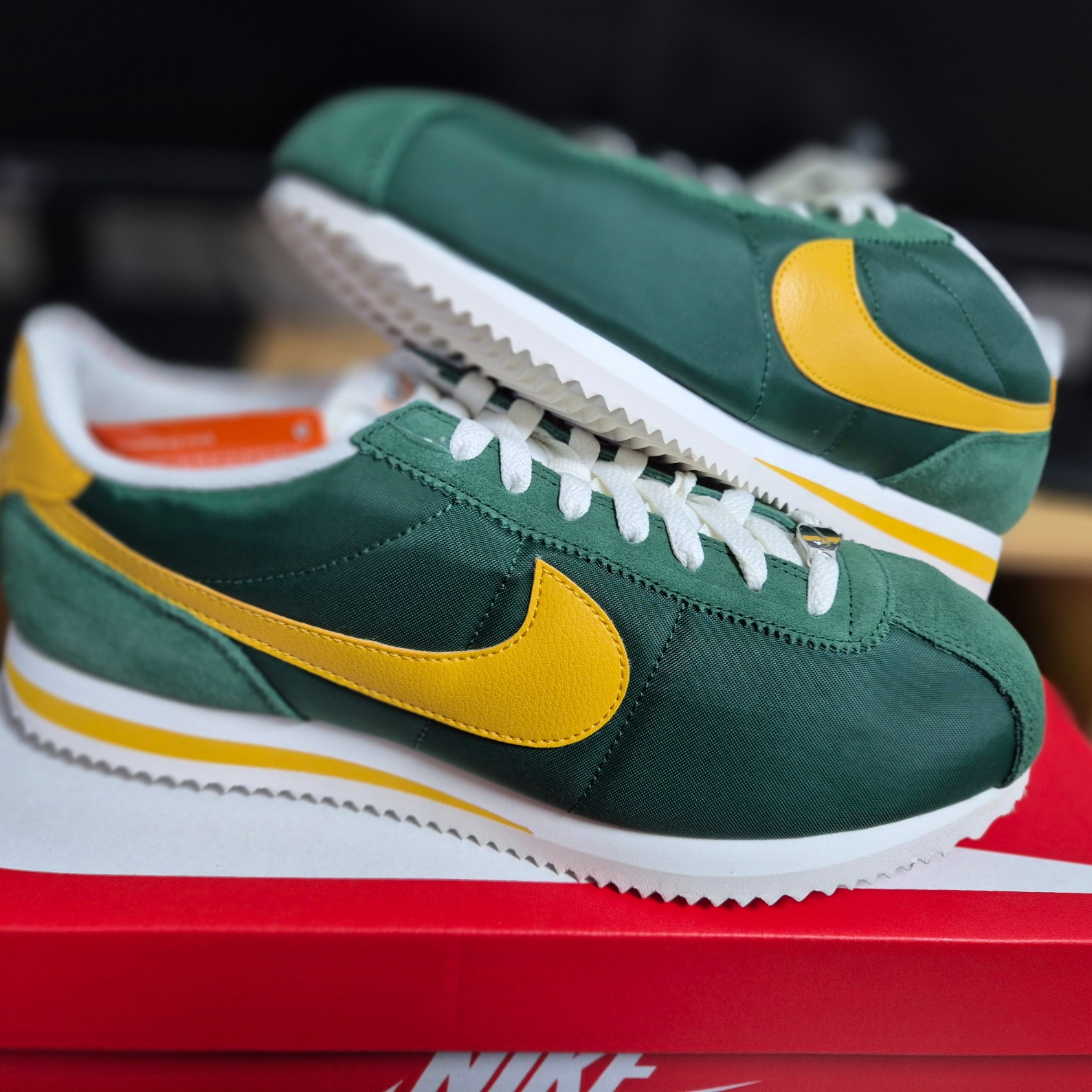 Nike Cortez Textile Gorge Green and Yellow Ochre 착용 스타일