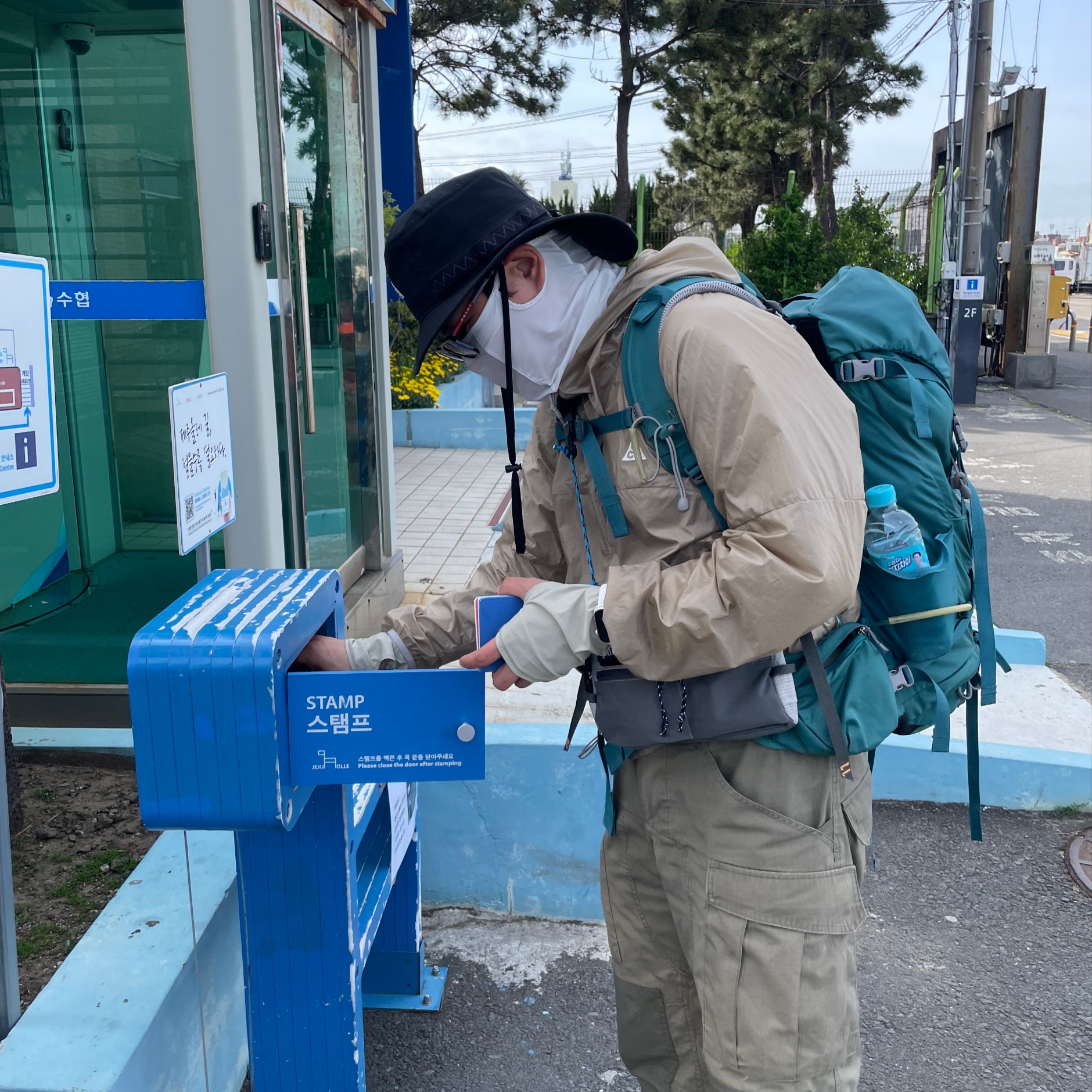 Nike ACG Windproof Cinder Cone Jacket Khaki Summit White - Asia, Hoka Kaha 2 Gore-Tex Oxford Tan 착용 스타일 - 3