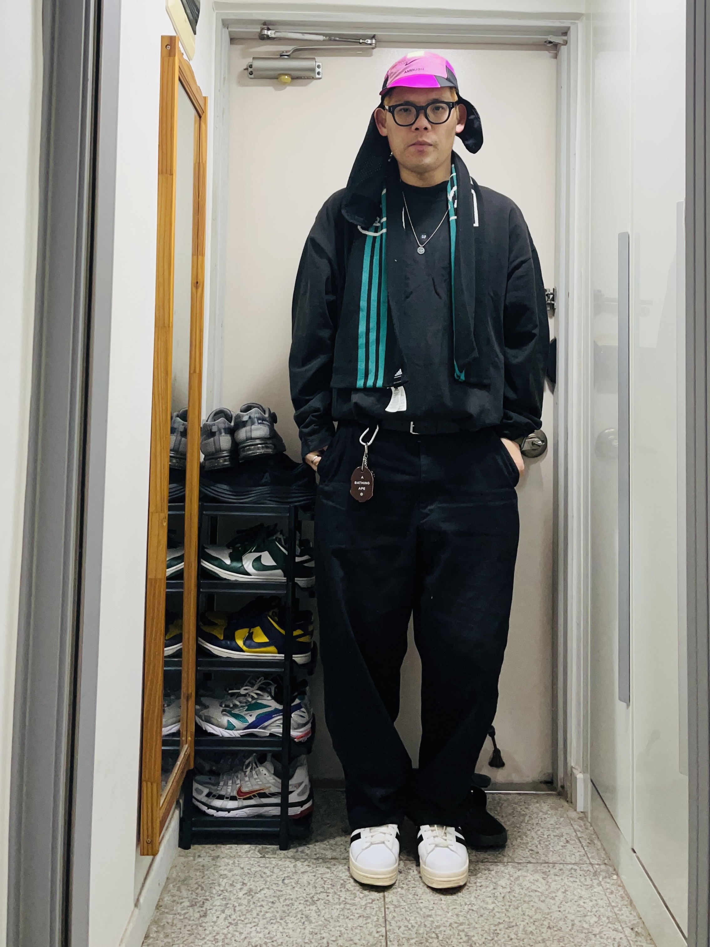 Nike x Ambush NRG AW84 Cap Magic Flamingo, Yeezy Gap Engineered By Balenciaga Logo Long Sleeve T-Shirt Black 착용 스타일 - 2