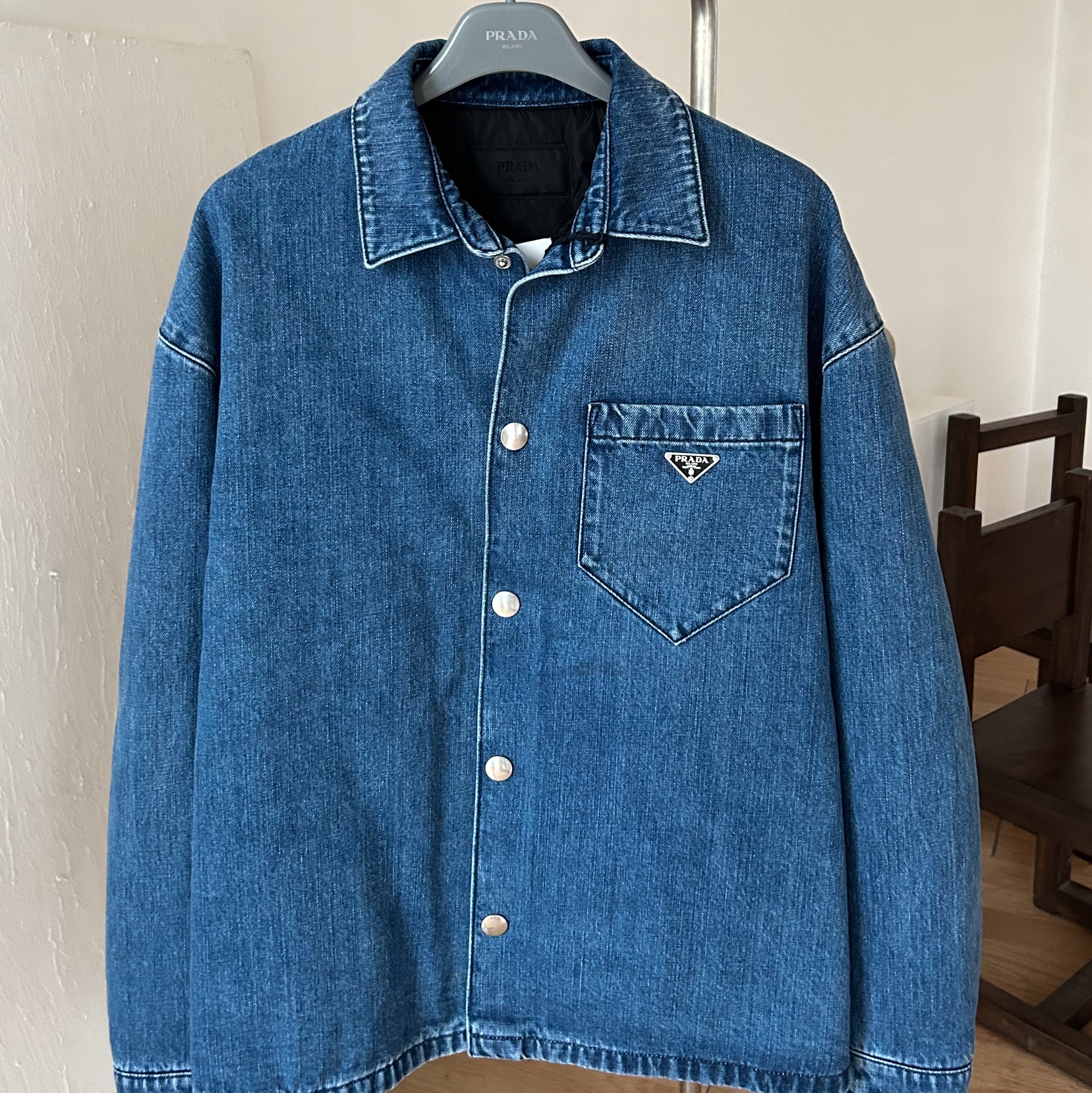 Prada Padding Denim Shirt Light Blue 착용 스타일 - 1