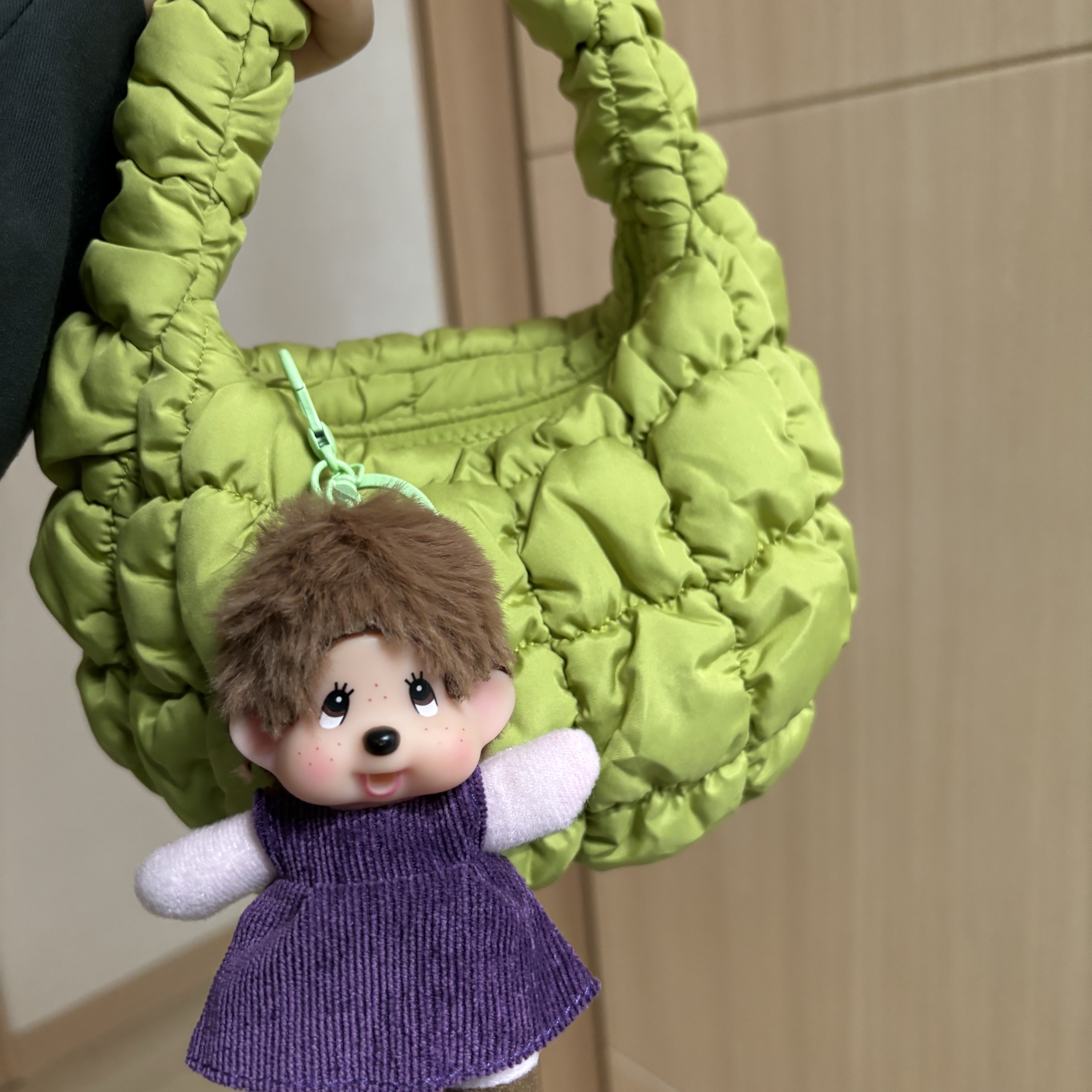 COS Quilted Micro Bag Green 착용 스타일 - 2