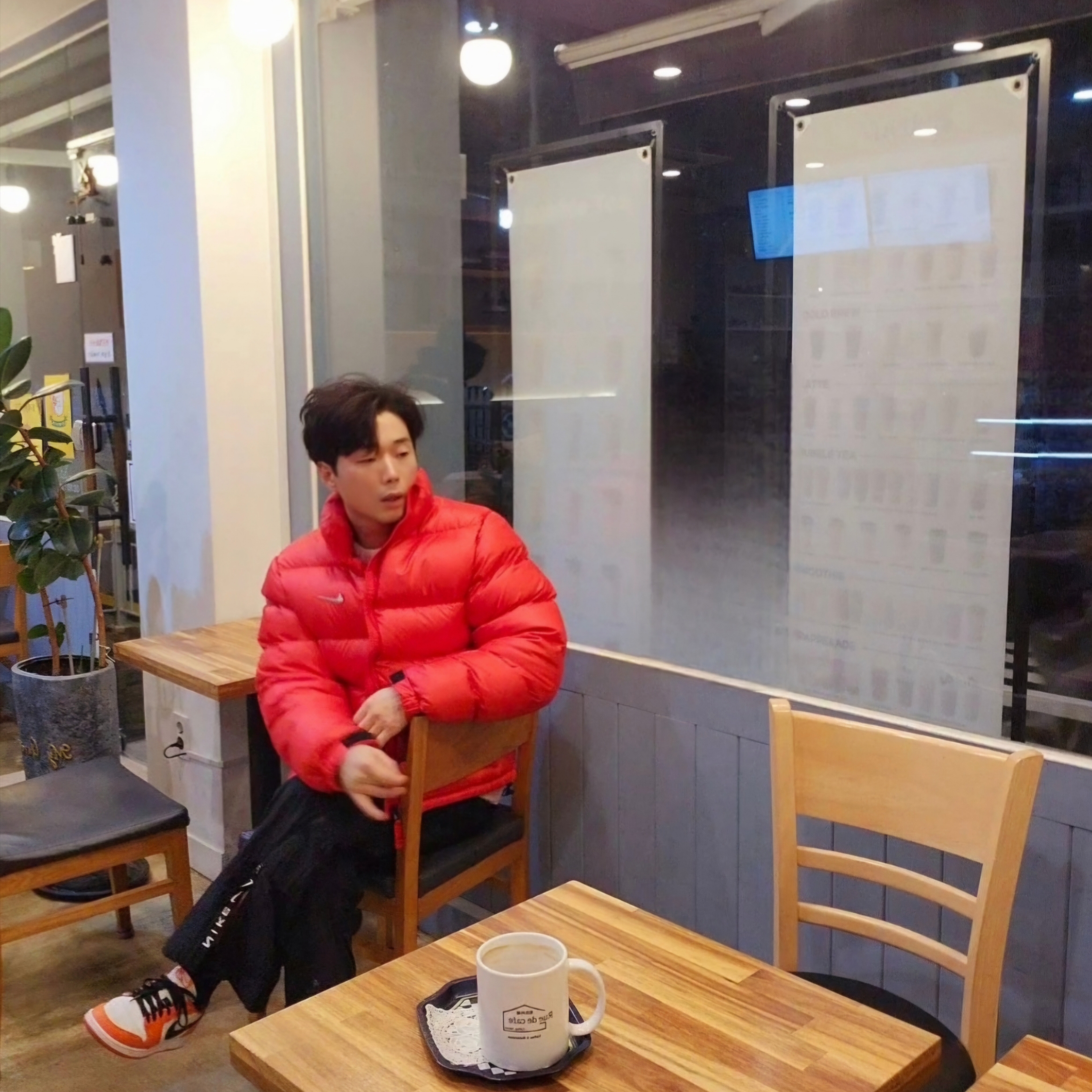 Nike x Drake Nocta Sunset Puffer Jacket Red, Jordan 1 Low OG Starfish 착용 스타일 - 2