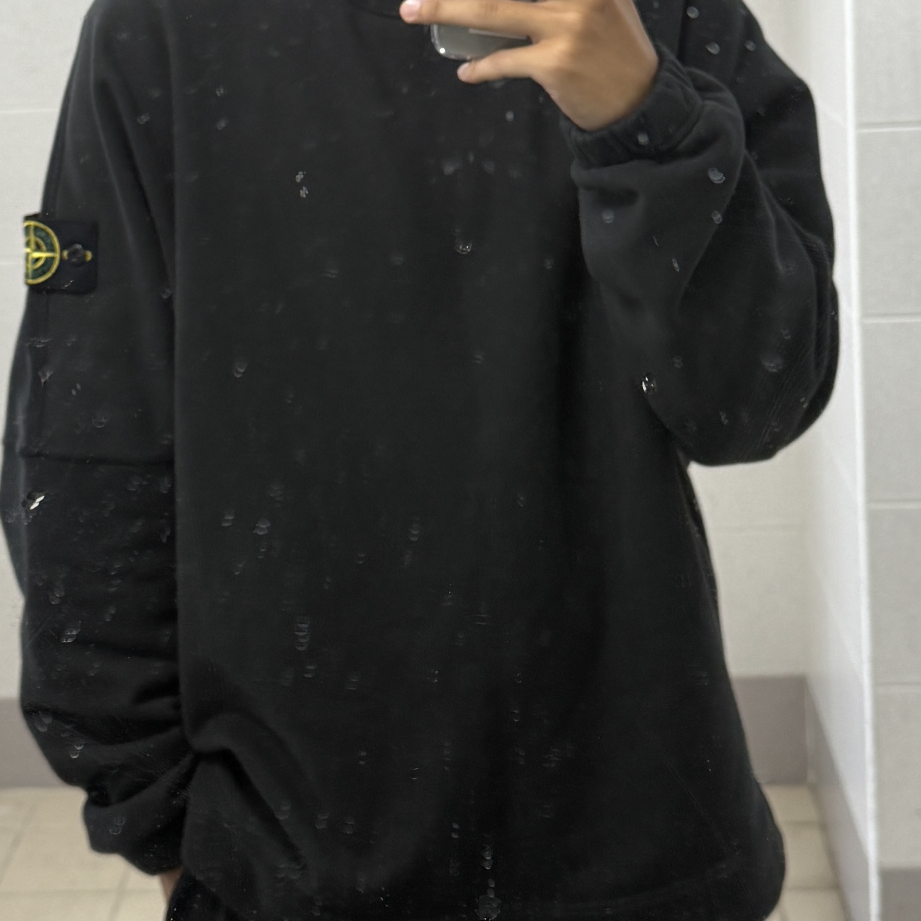 Stone Island 62020 Brushed Cotton Fleece Garment Dyed Sweatshirt Black - 22FW 착용 스타일