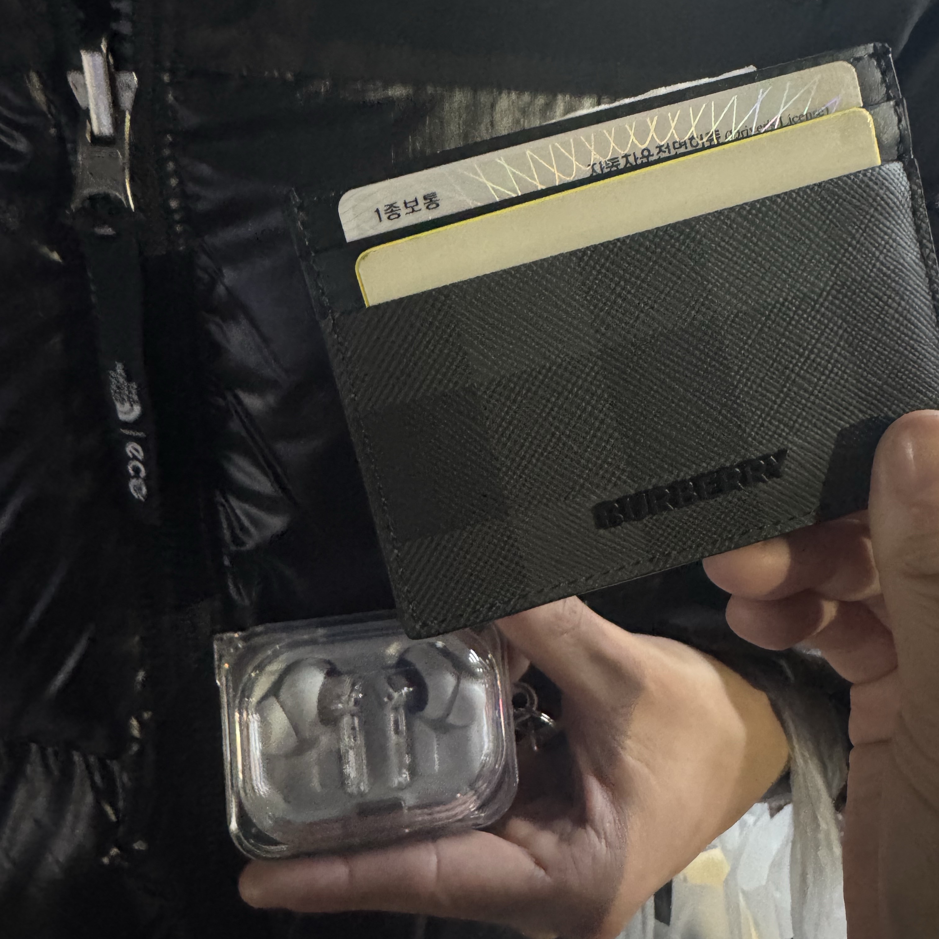 Burberry Check Leather Card Case Charcoal, Nothing Ear (a) White 착용 스타일