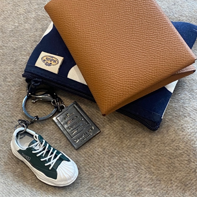 Hermes Calvi Duo Card Holder Epsom & Palladium Gold, Odyssey x Maison Mihara Yasuhiro Blakey Keyring Green 착용 스타일