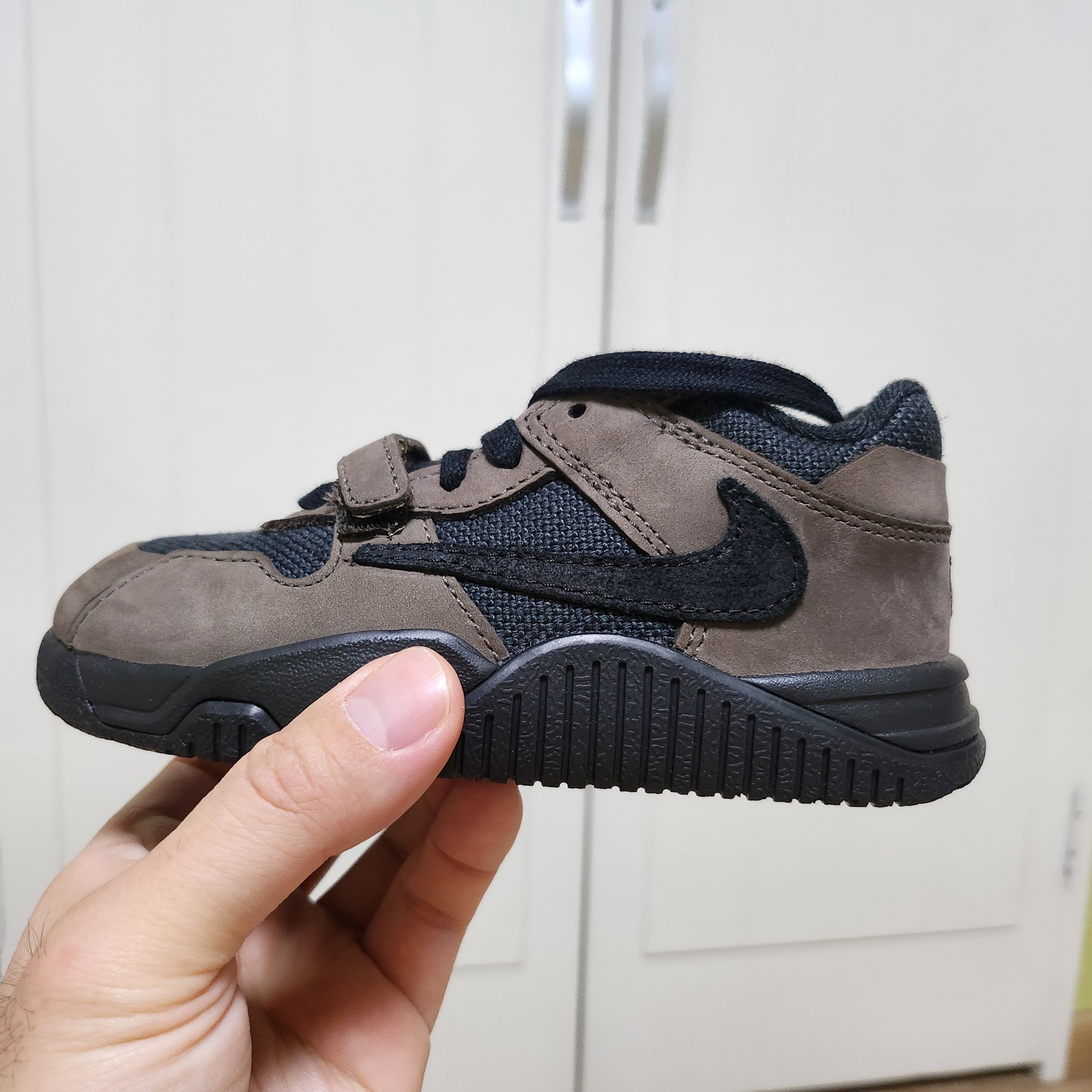 (TD) Jordan x Travis Scott Jumpman Jack TR Black and Dark Mocha 착용 스타일 - 2