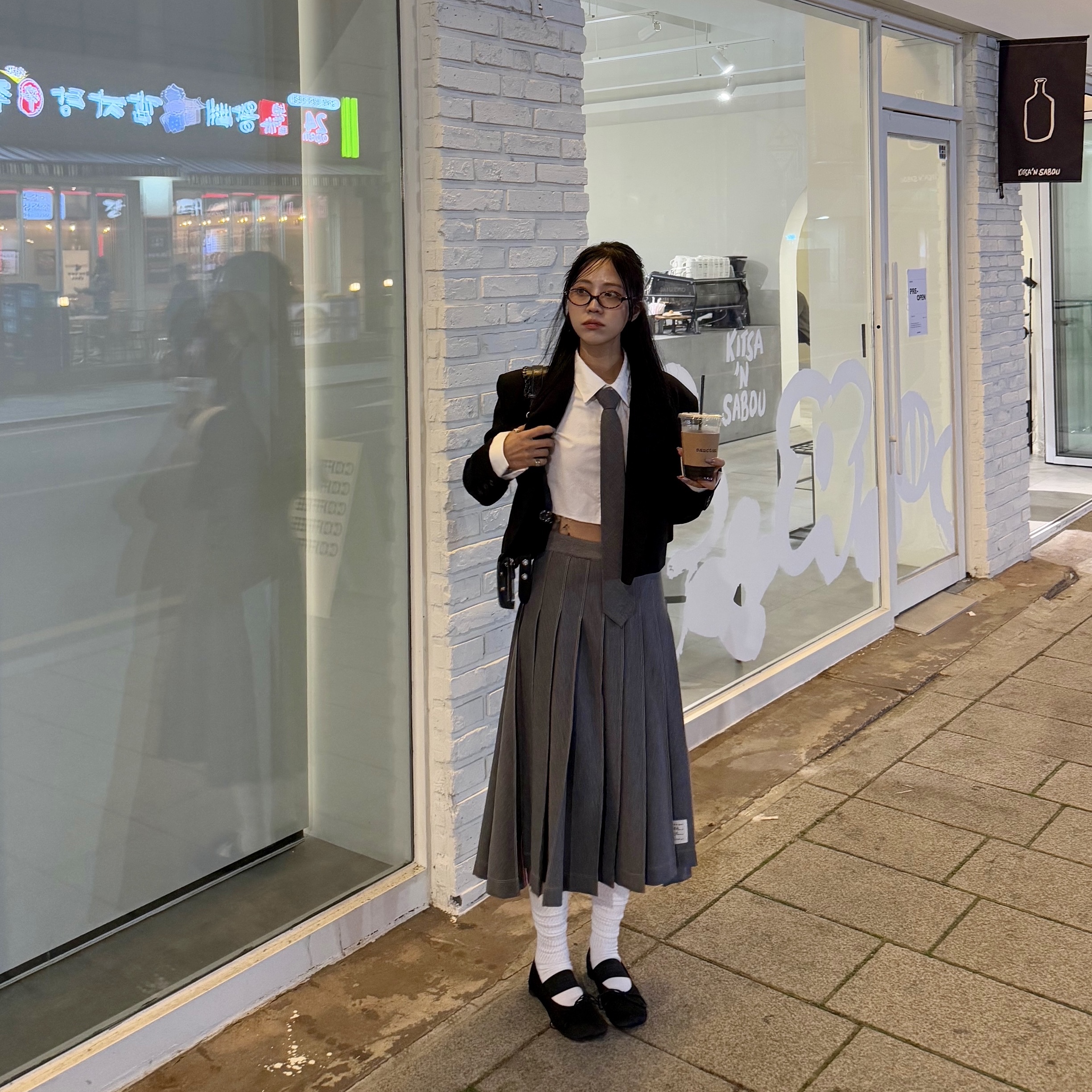 Balenciaga Le Cagole XS Shoulder Bag Black, (W) Thom Browne Super 120 Twill Below The Knee Pleated Skirt Medium Grey 착용 스타일 - 4