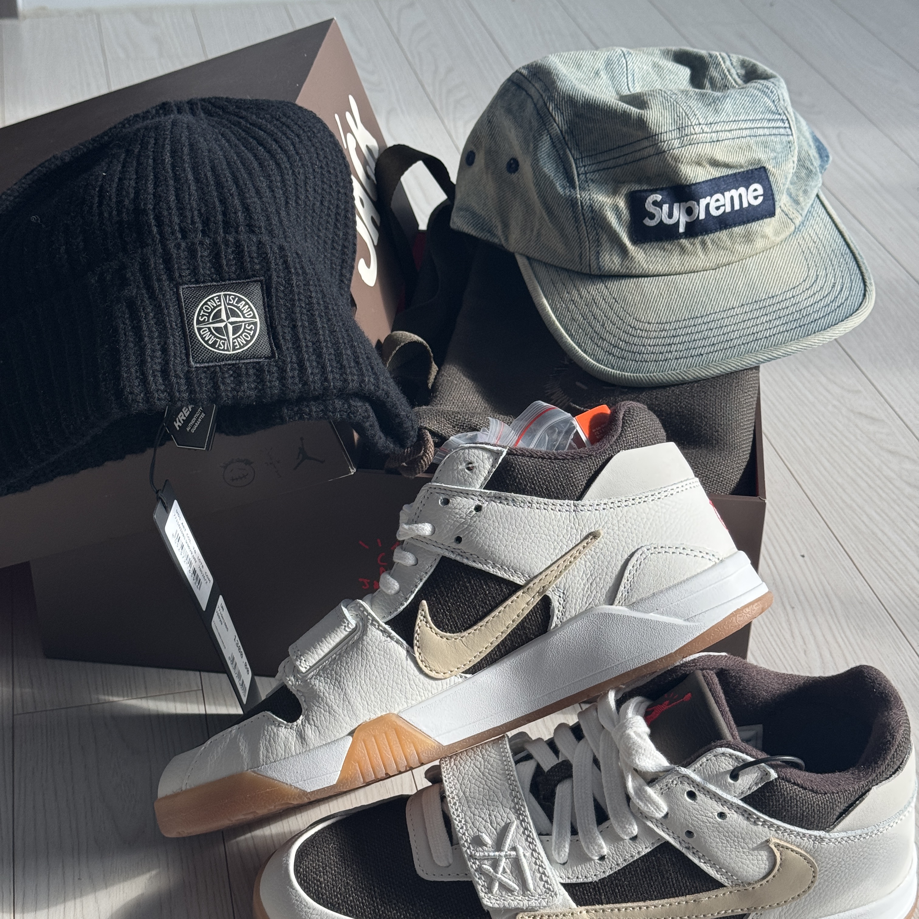 Jordan x Travis Scott Jumpman Jack TR Sail and Dark Mocha, Supreme Washed Chino Twill Camp Cap Dirty Indigo - 24SS 착용 스타일