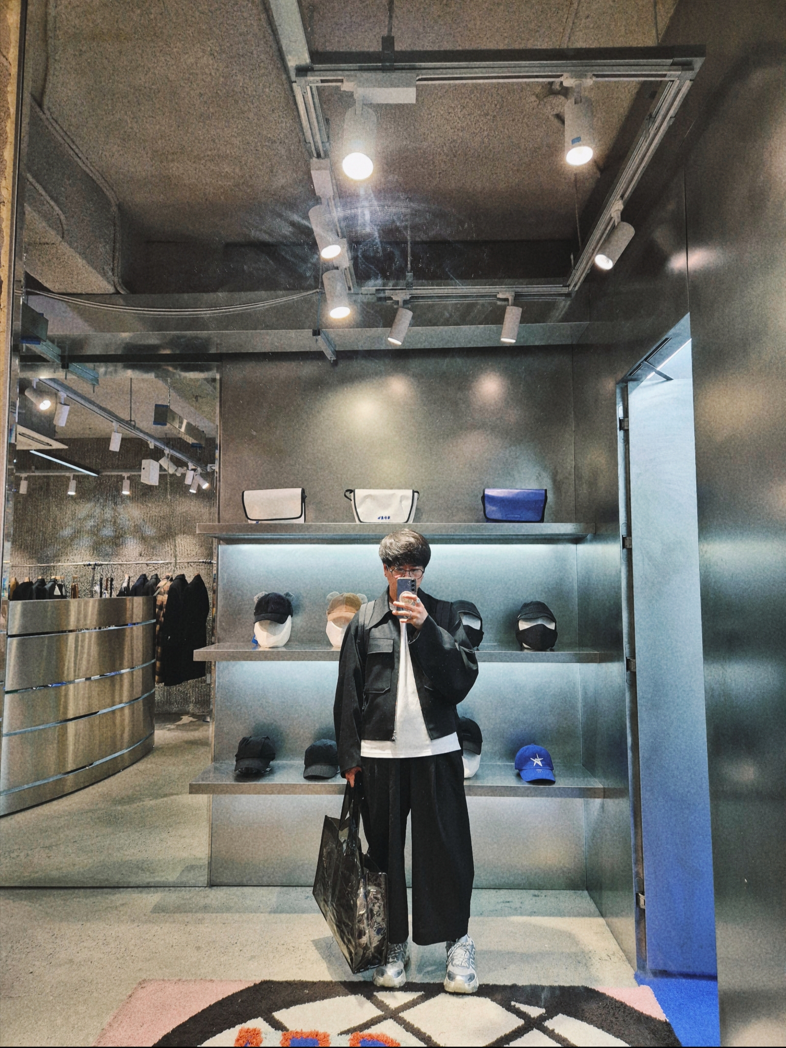 Balenciaga Explorer Backpack Black 착용 스타일