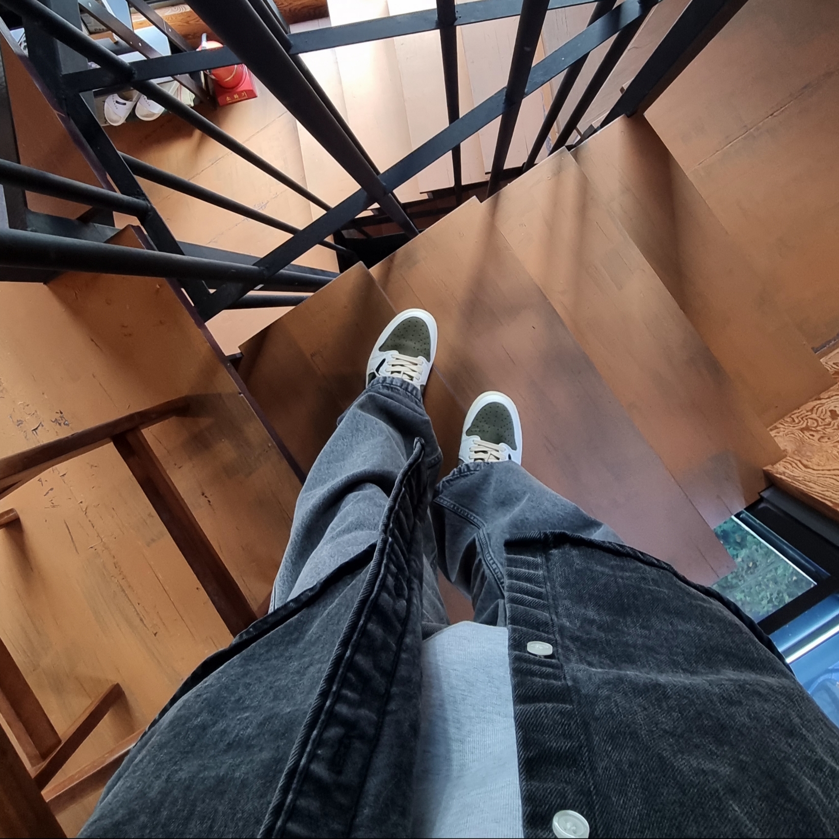 Jordan 1 x Travis Scott Retro Low OG SP Reverse Olive, Supreme Small Box Shirt Washed Black - 24SS 착용 스타일