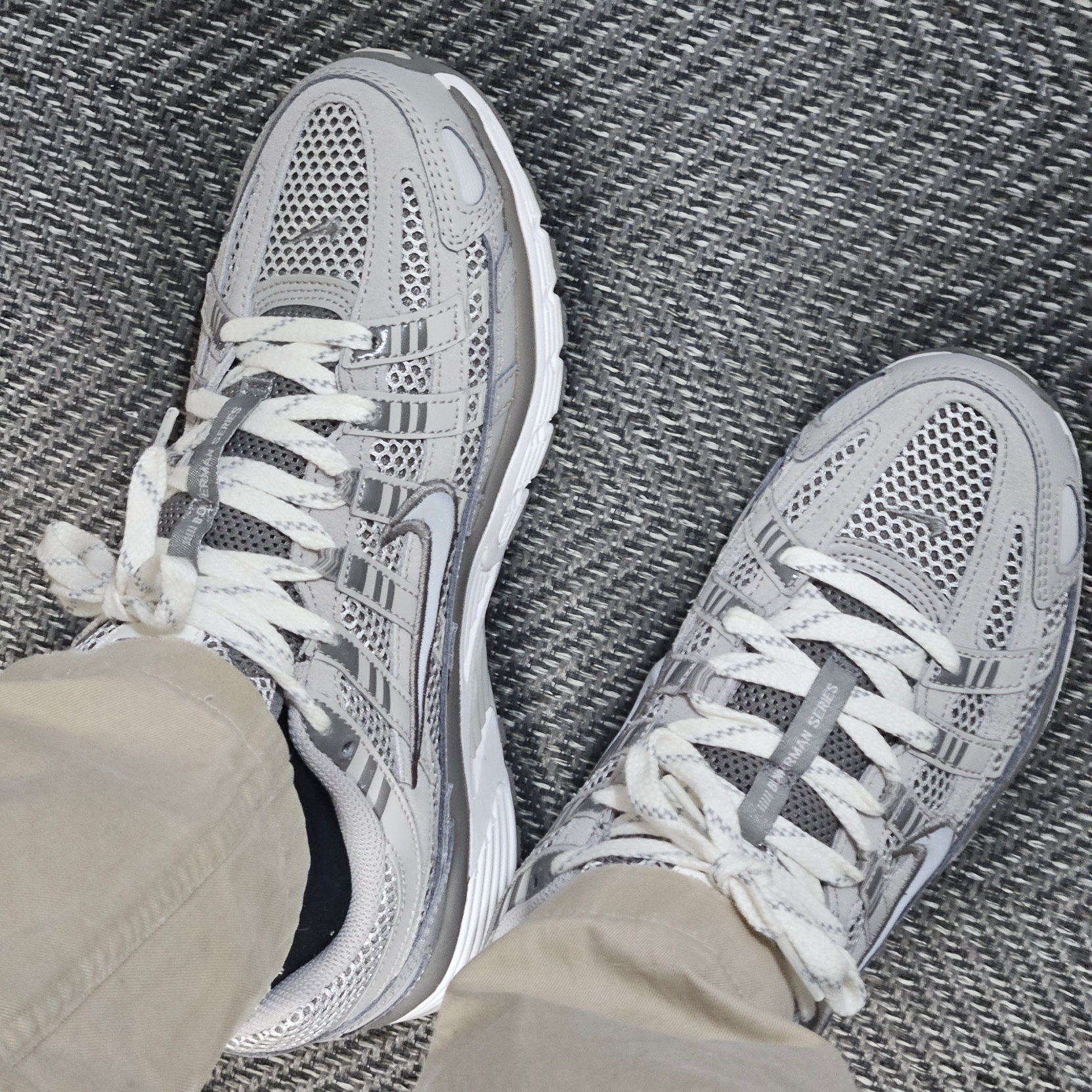 Nike P-6000 PRM Light Iron Ore 착용 스타일 - 1
