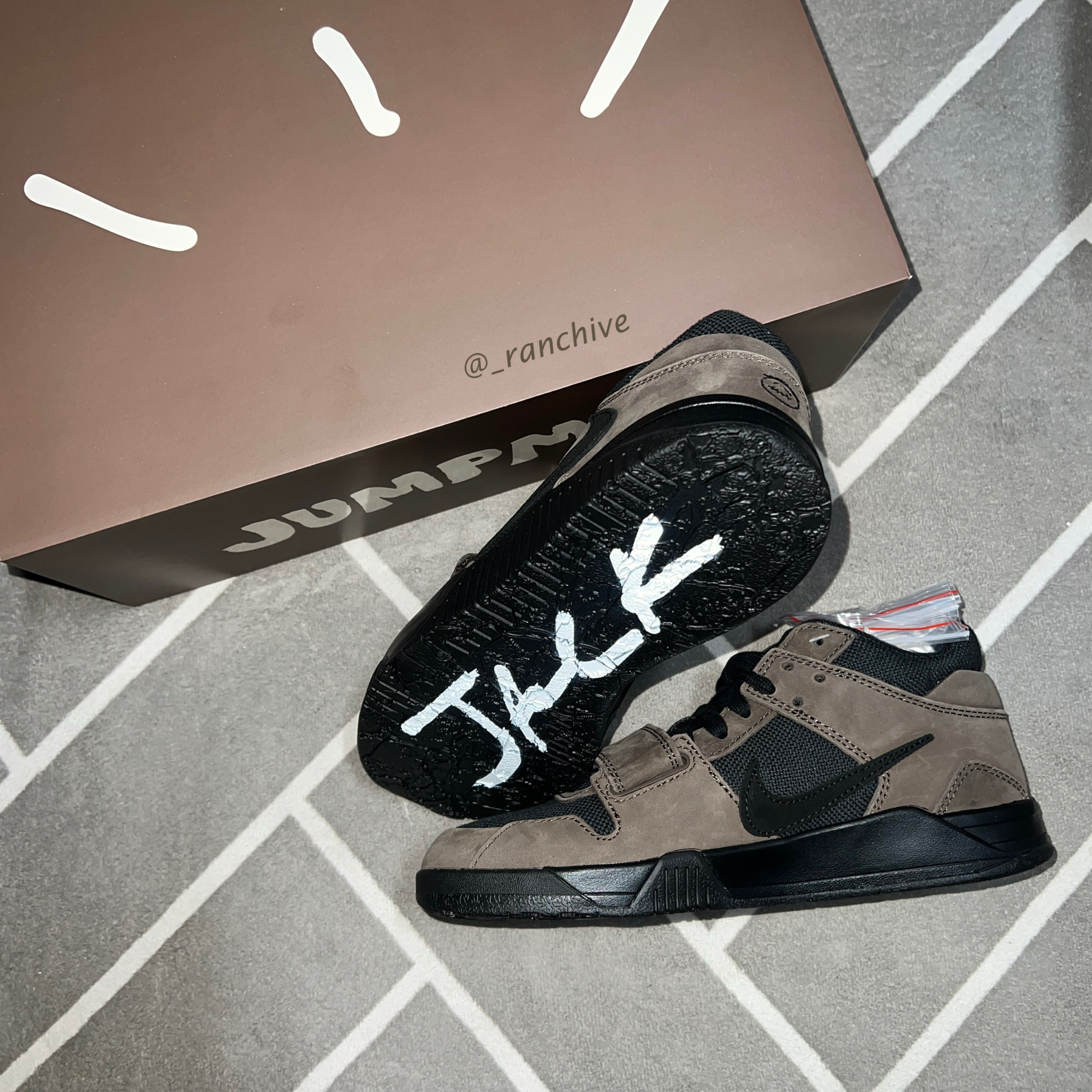 Jordan x Travis Scott Jumpman Jack TR Black and Dark Mocha 착용 스타일 - 4