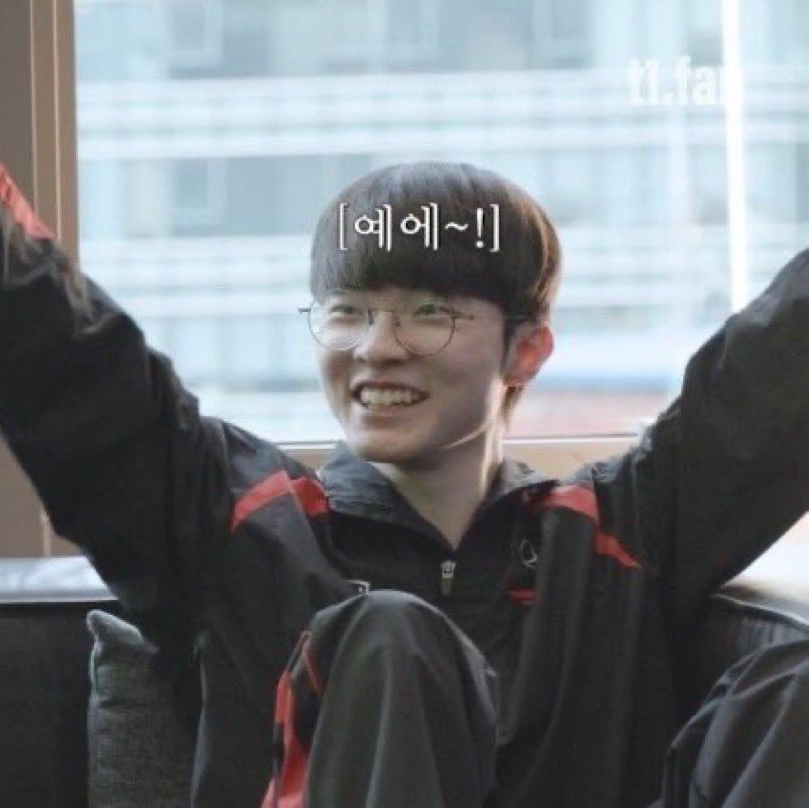 T1 2024 Spring LCK Uniform Jacket Black (Non Marking Ver.) 착용 스타일 - 2
