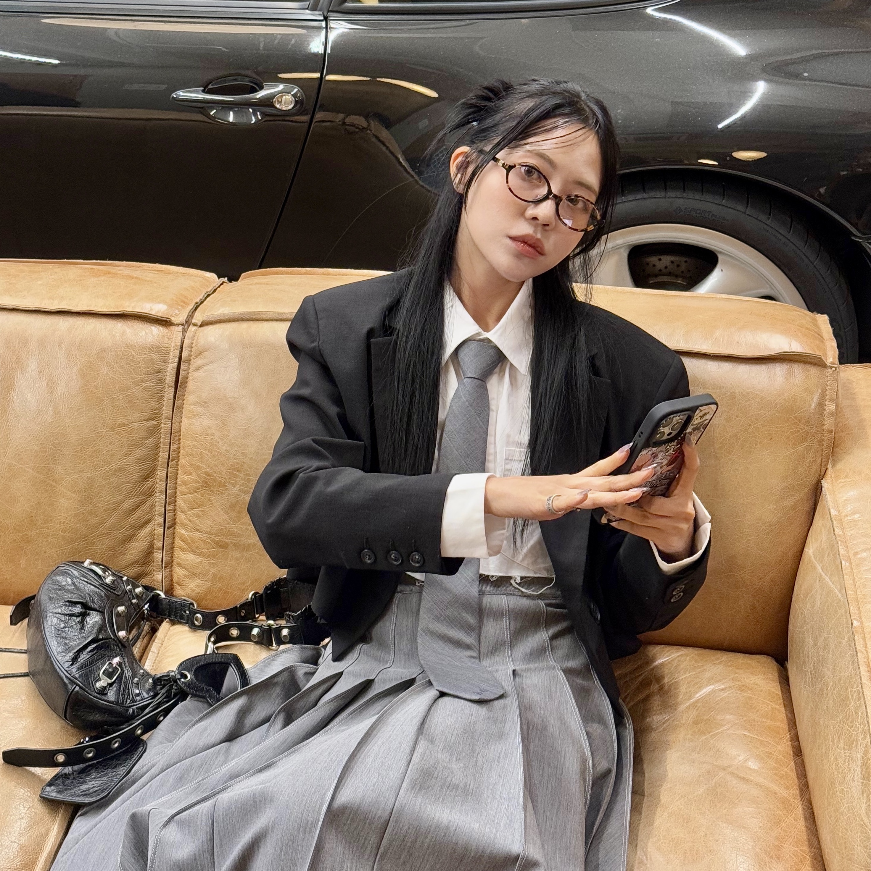 Balenciaga Le Cagole XS Shoulder Bag Black, (W) Thom Browne Super 120 Twill Below The Knee Pleated Skirt Medium Grey 착용 스타일 - 2