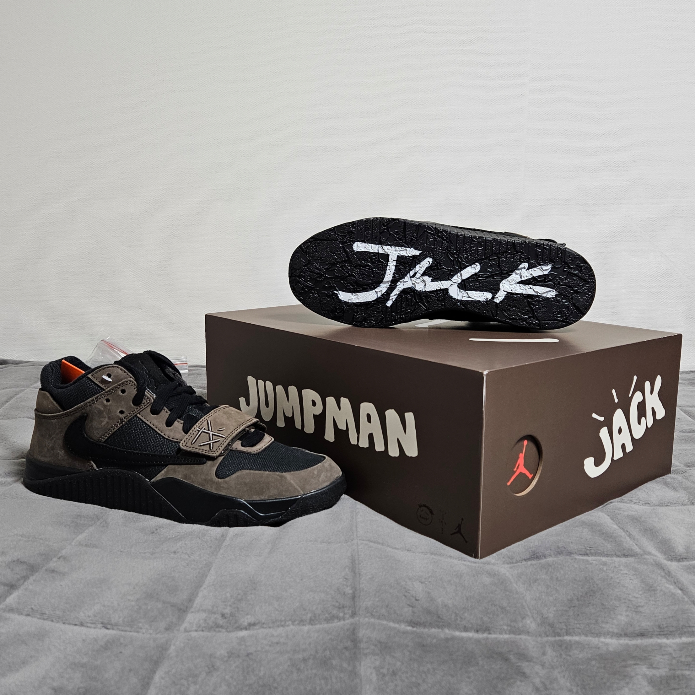 Jordan x Travis Scott Jumpman Jack TR Black and Dark Mocha 착용 스타일