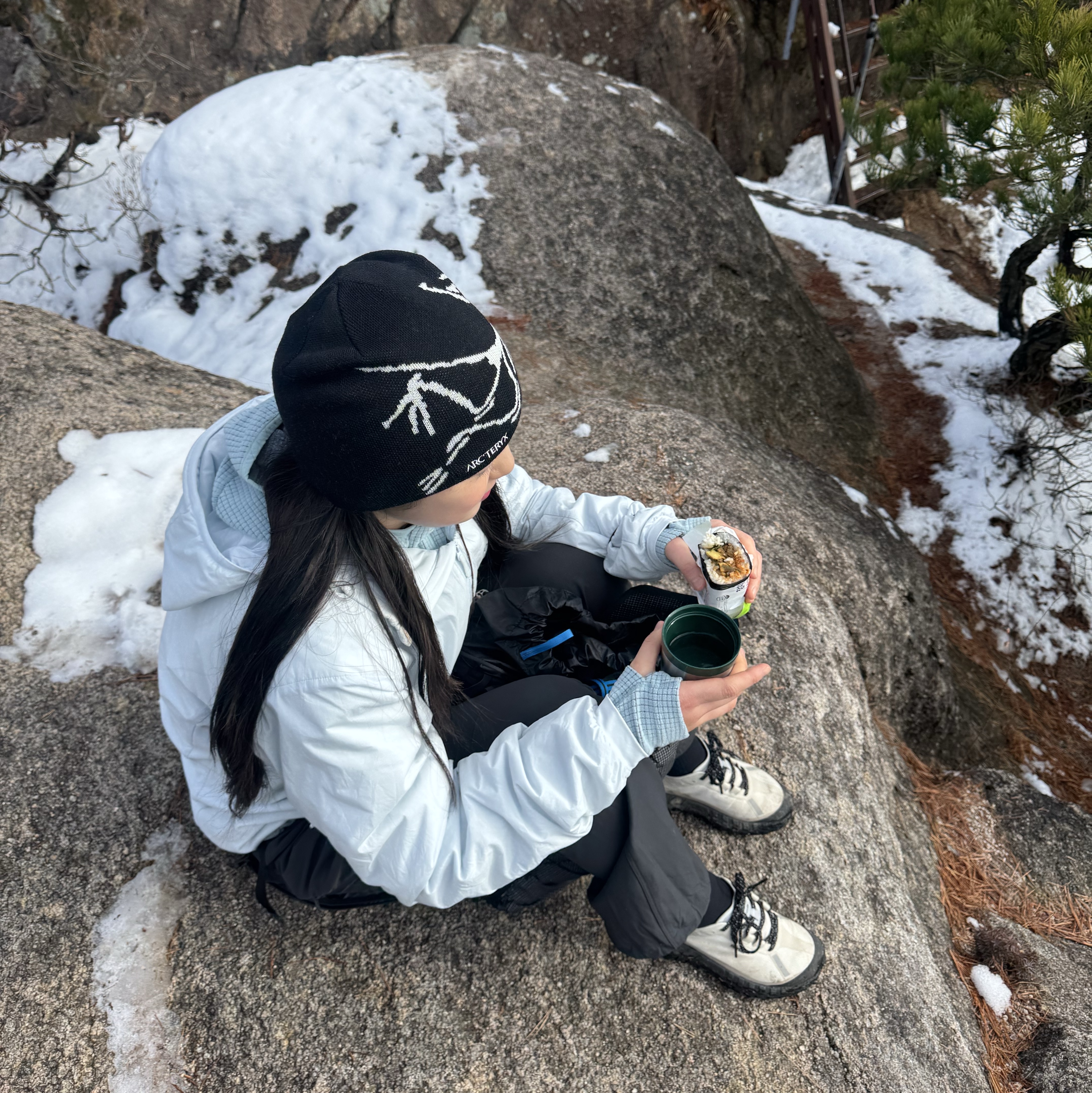 Arc'teryx Bird Head Toque Orca, Arc'teryx Atom Hoody Daybreak 착용 스타일 - 1