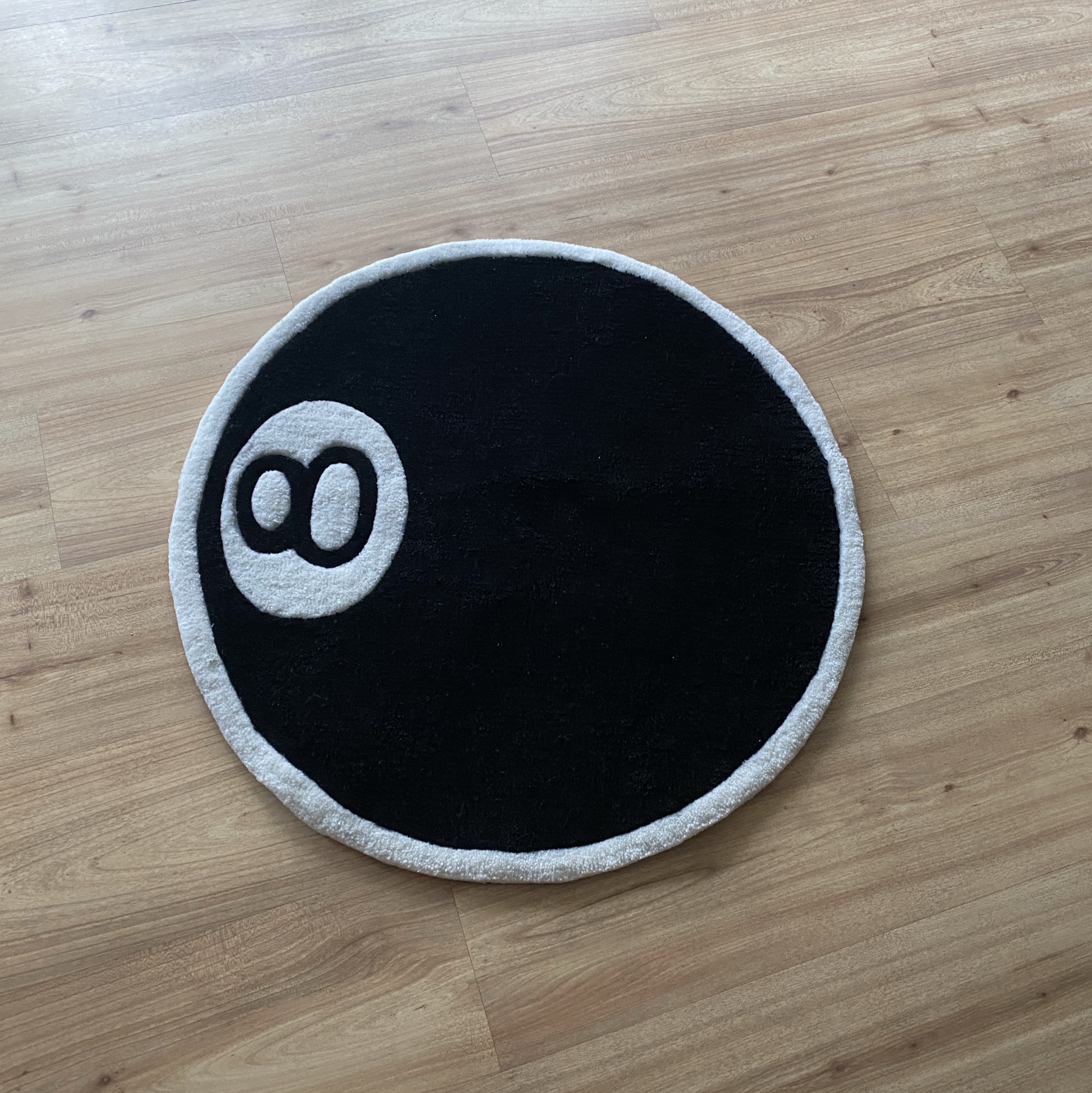 Stussy 8 Ball Rug Black 착용 스타일