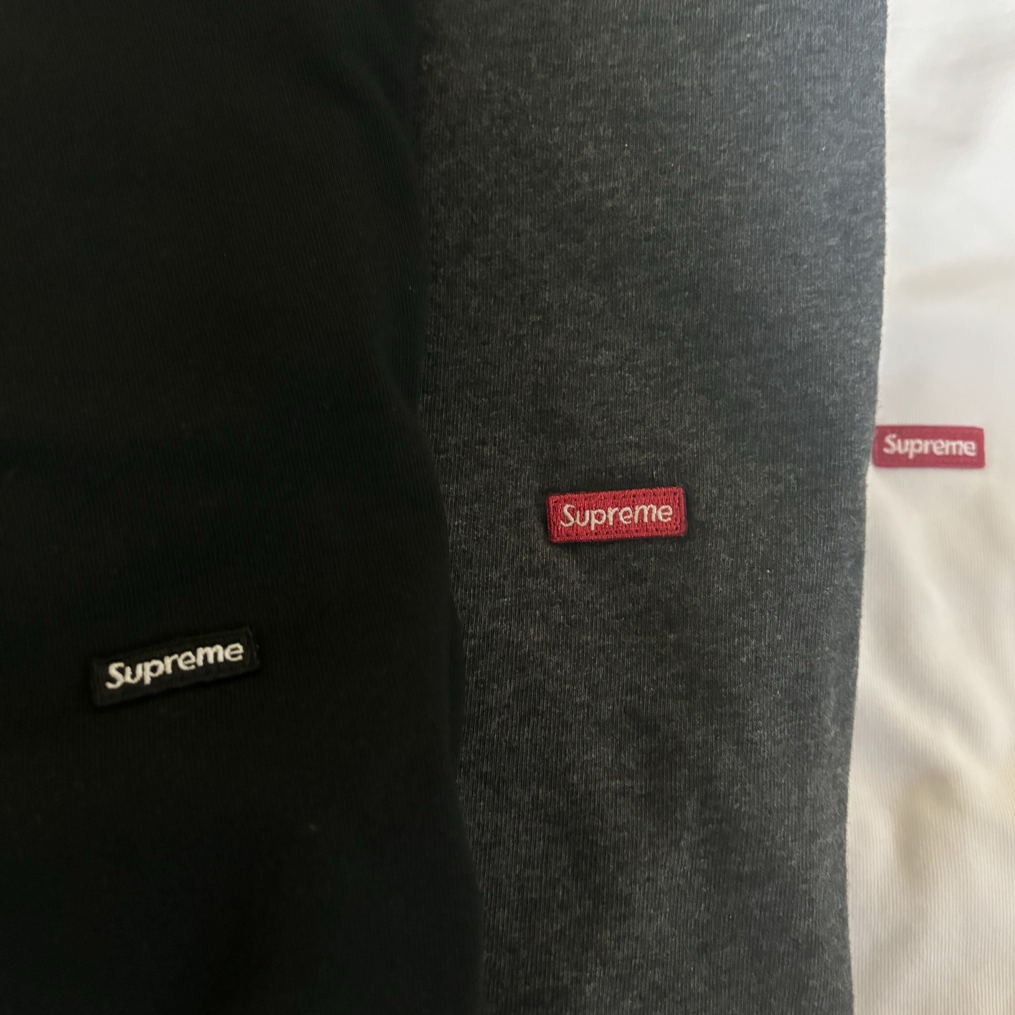 Supreme Small Box L/S T-Shirt Black - 24FW, Supreme Small Box L/S T-Shirt White - 24FW 착용 스타일