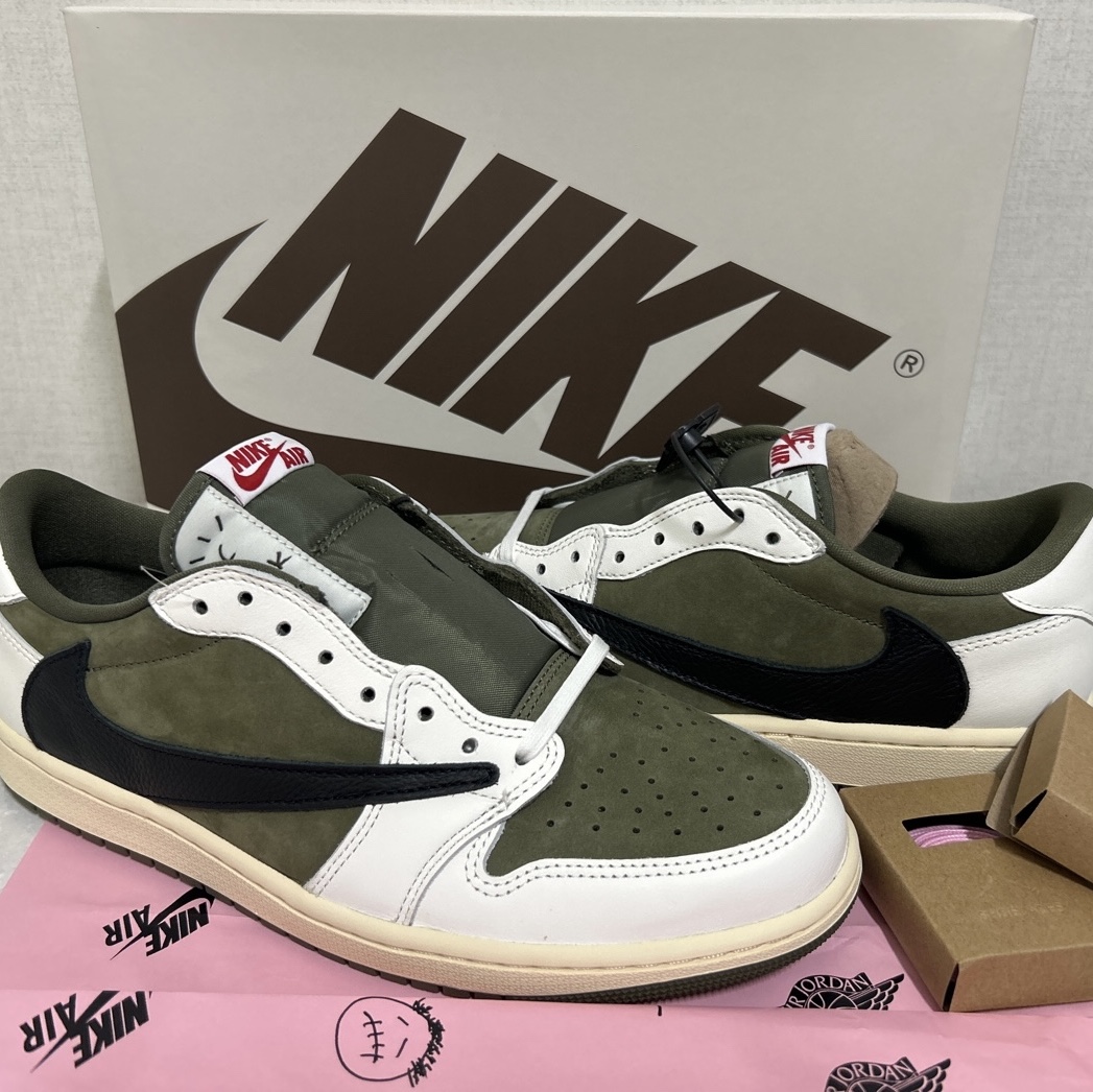 Jordan 1 x Travis Scott Retro Low OG SP Reverse Olive 착용 스타일 - 2