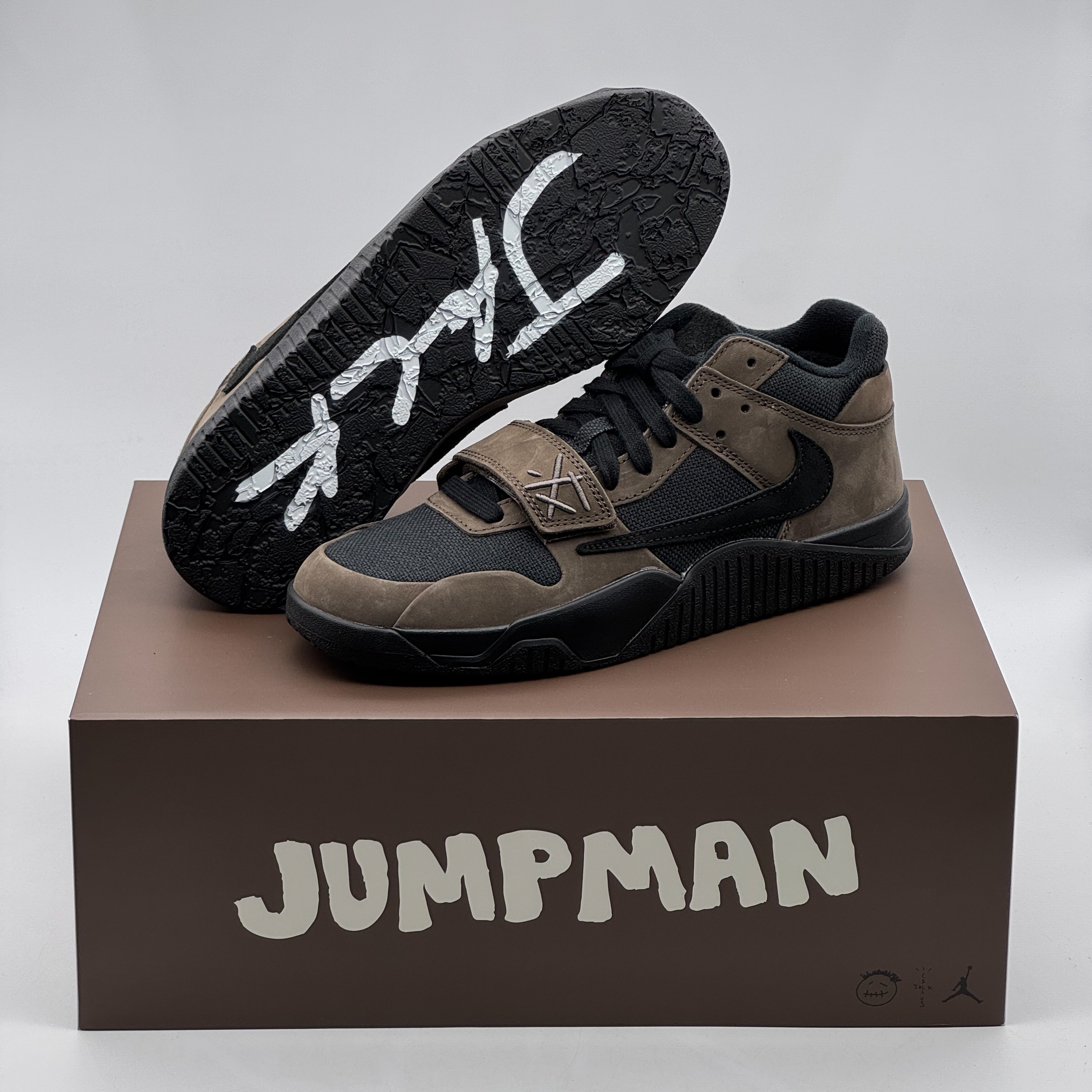 Jordan x Travis Scott Jumpman Jack TR Black and Dark Mocha 착용 스타일 - 1