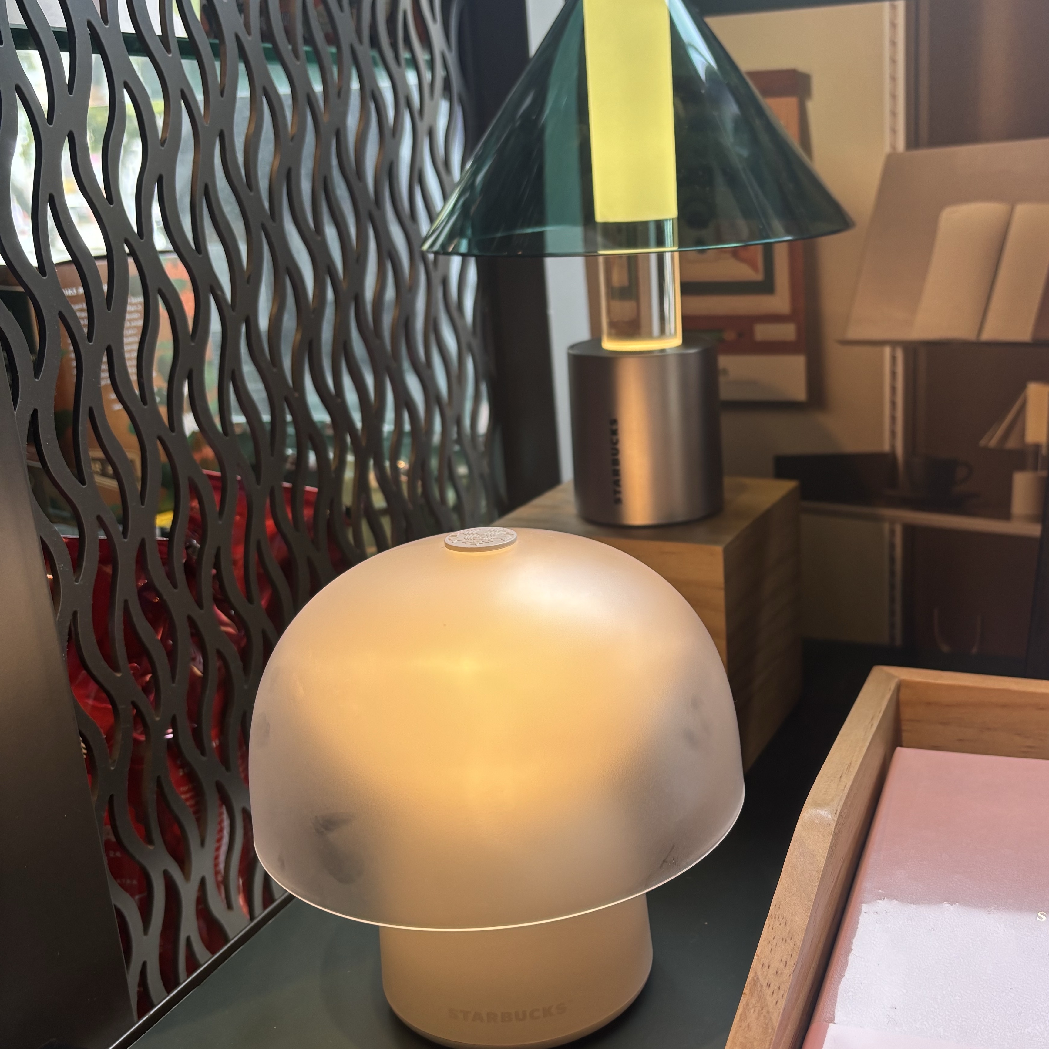 Starbucks x Bonakia Portable Lamp K White, Starbucks x Bonakia Portable Lamp K Green 착용 스타일 - 2