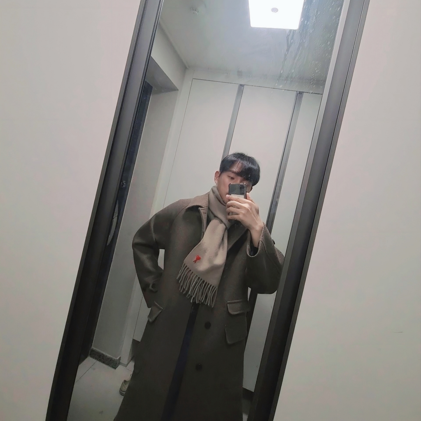AMI de Coeur Classic Muffler Beige 착용 스타일