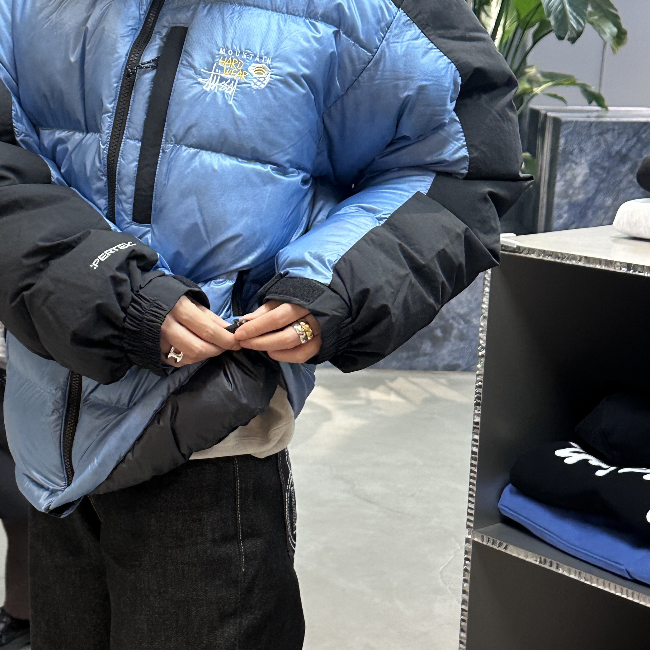 Stussy x Mountain Hardwear Subzero Down Jacket Nitric Blue Black 착용 스타일