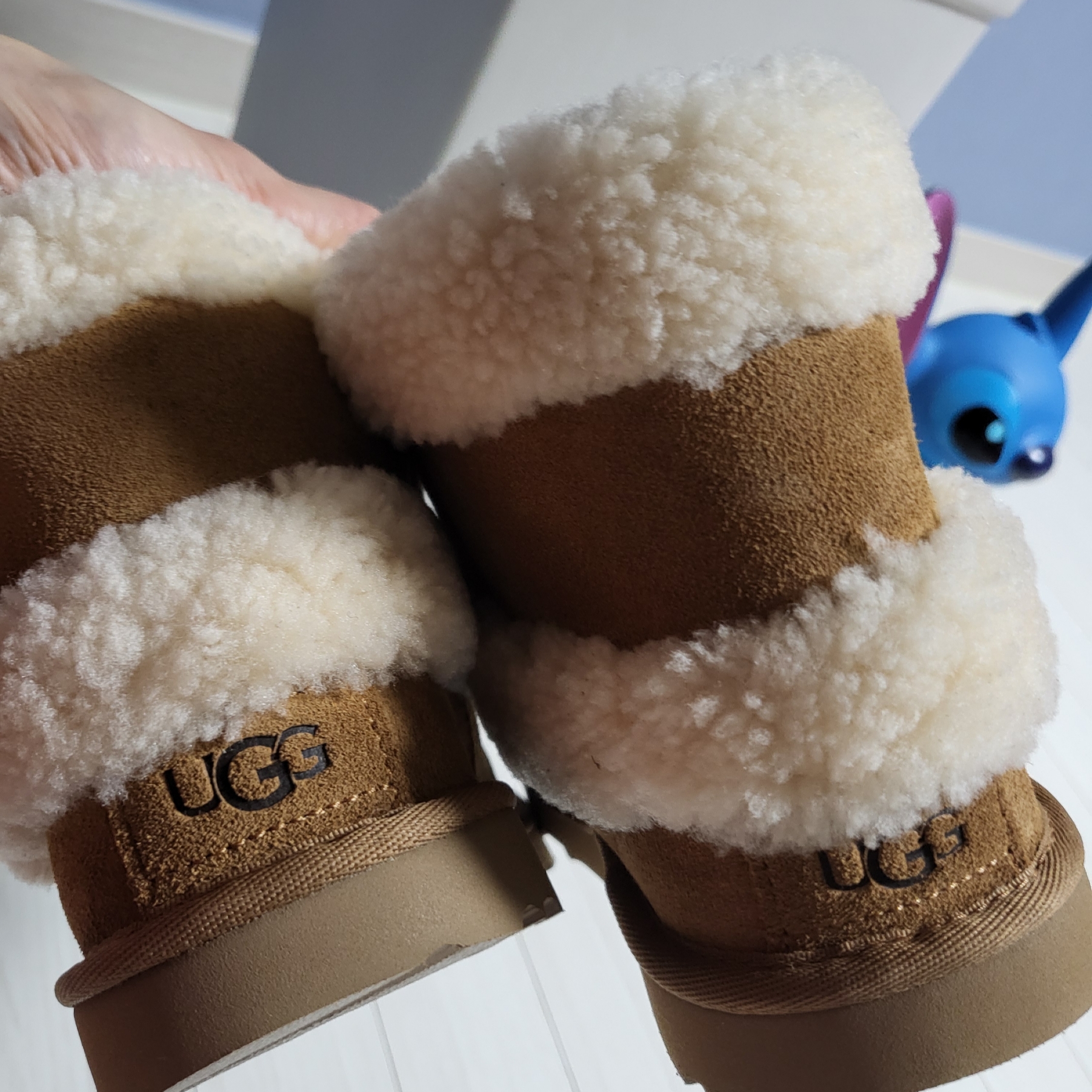 (Kids) UGG Ultra Mini  Fluff Boots Chestnut 착용 스타일 - 2